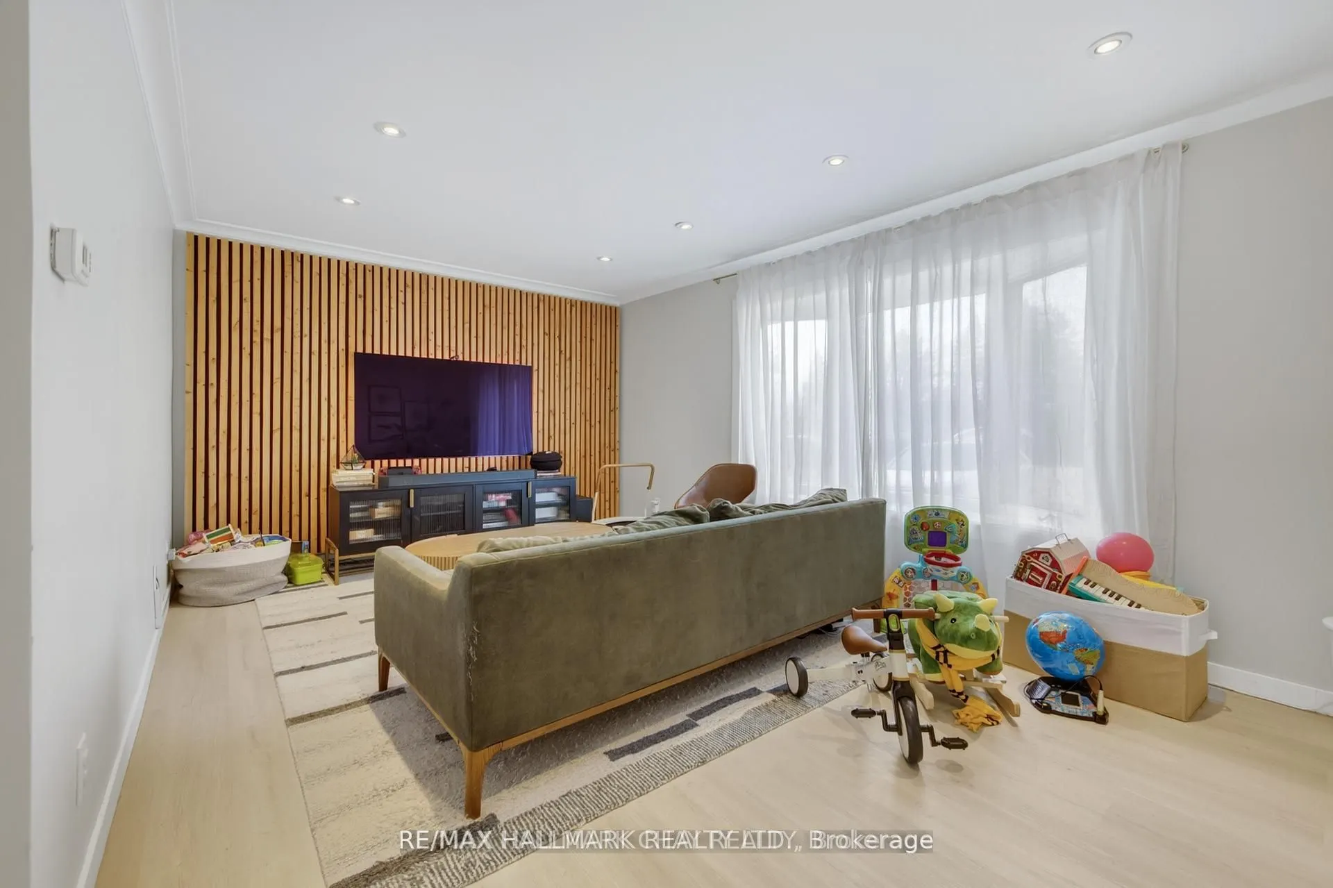 89 North st West (Main floor only) Street N