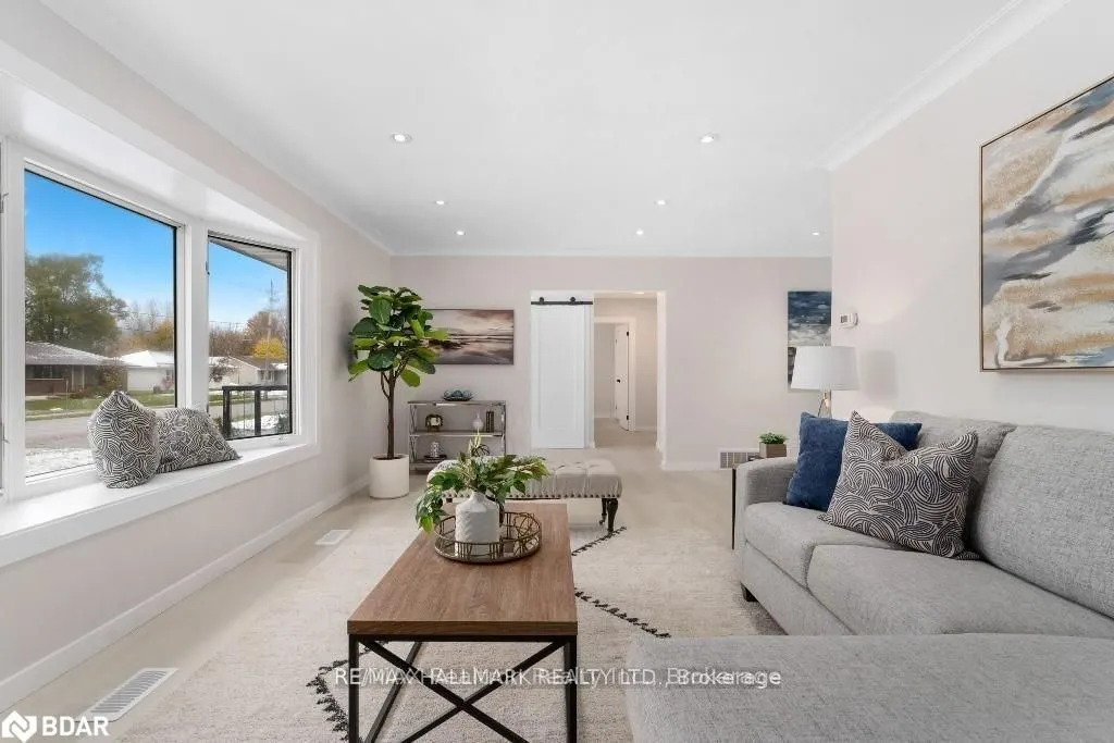 89 North st West (Main floor only) Street N
