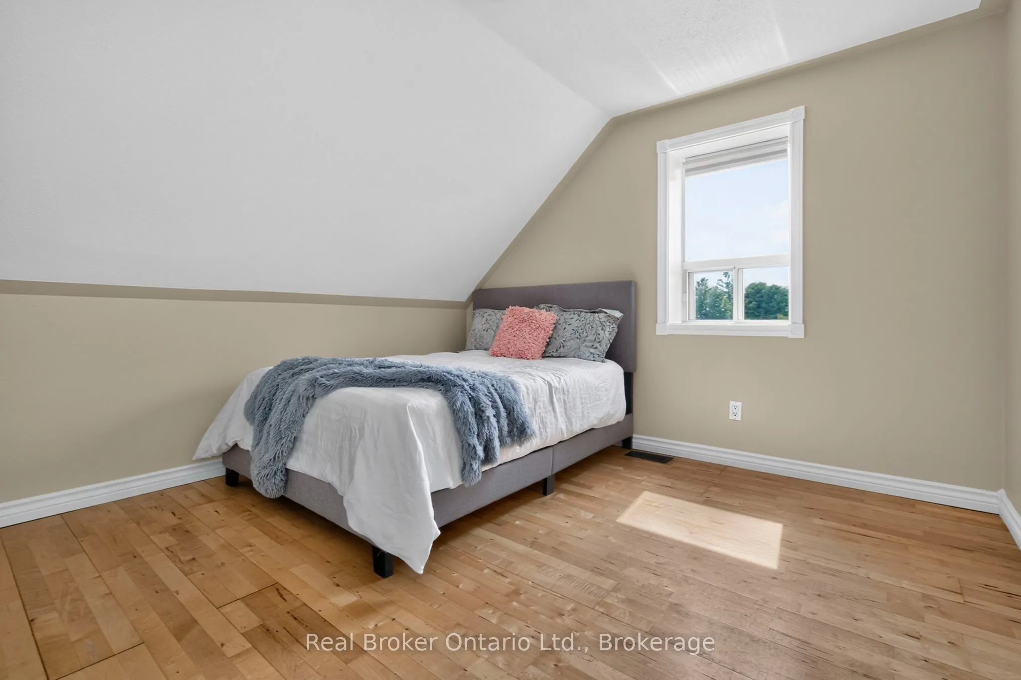 597 Lafontaine Road W