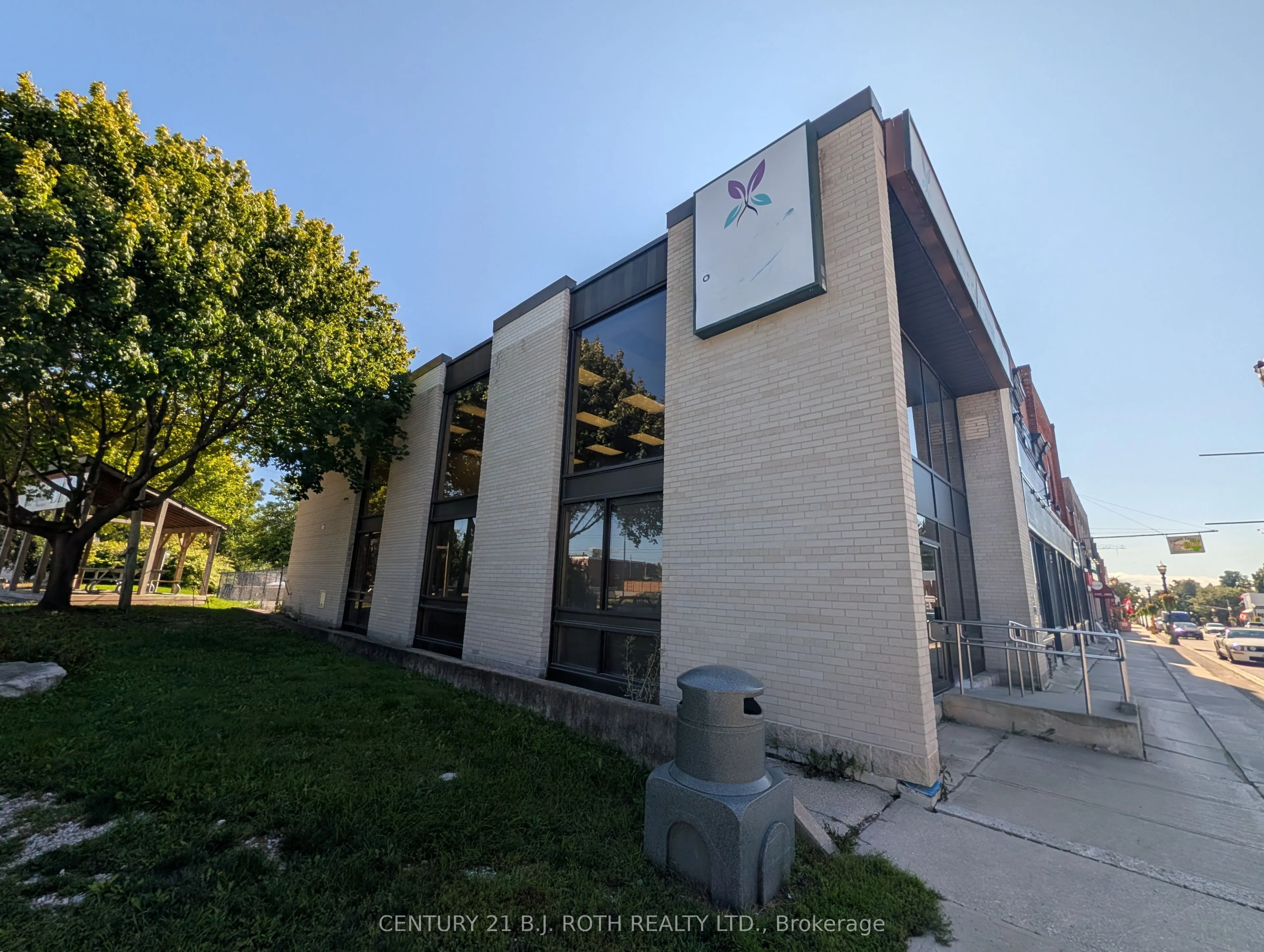 7 Queen Street W