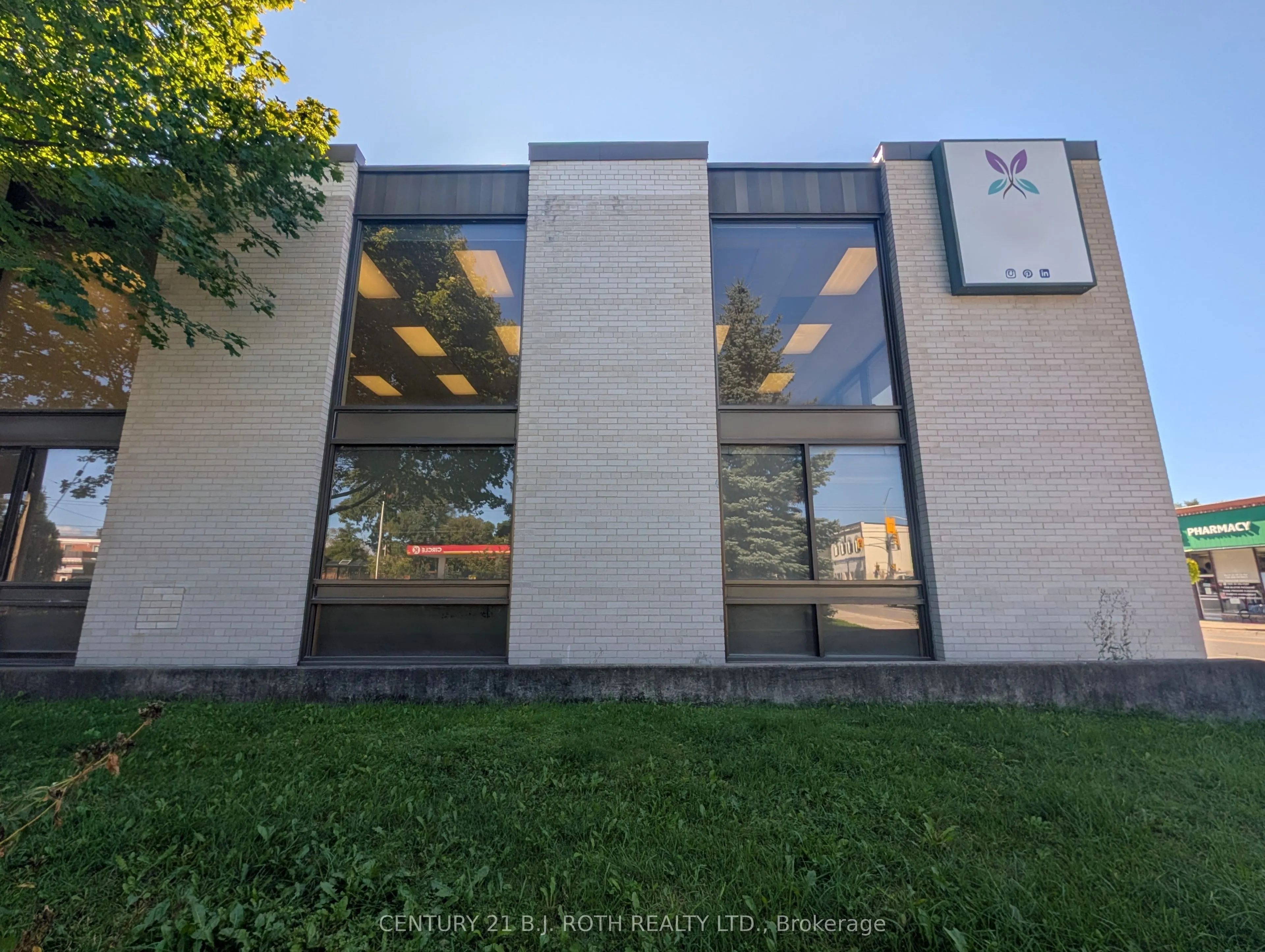 7 Queen Street W