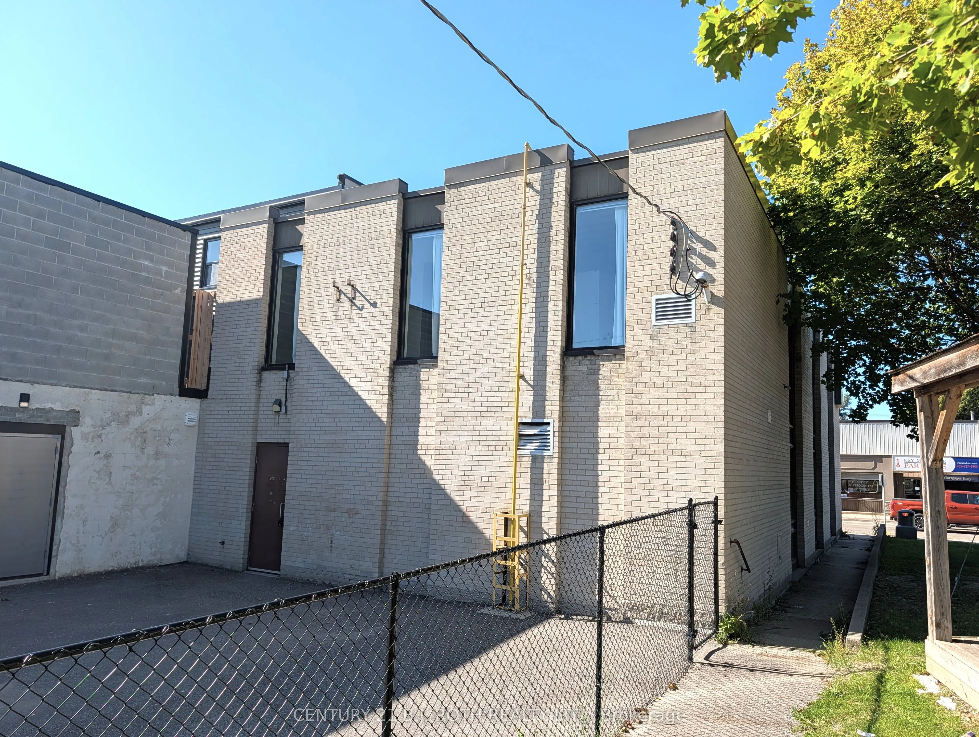 7 Queen Street W