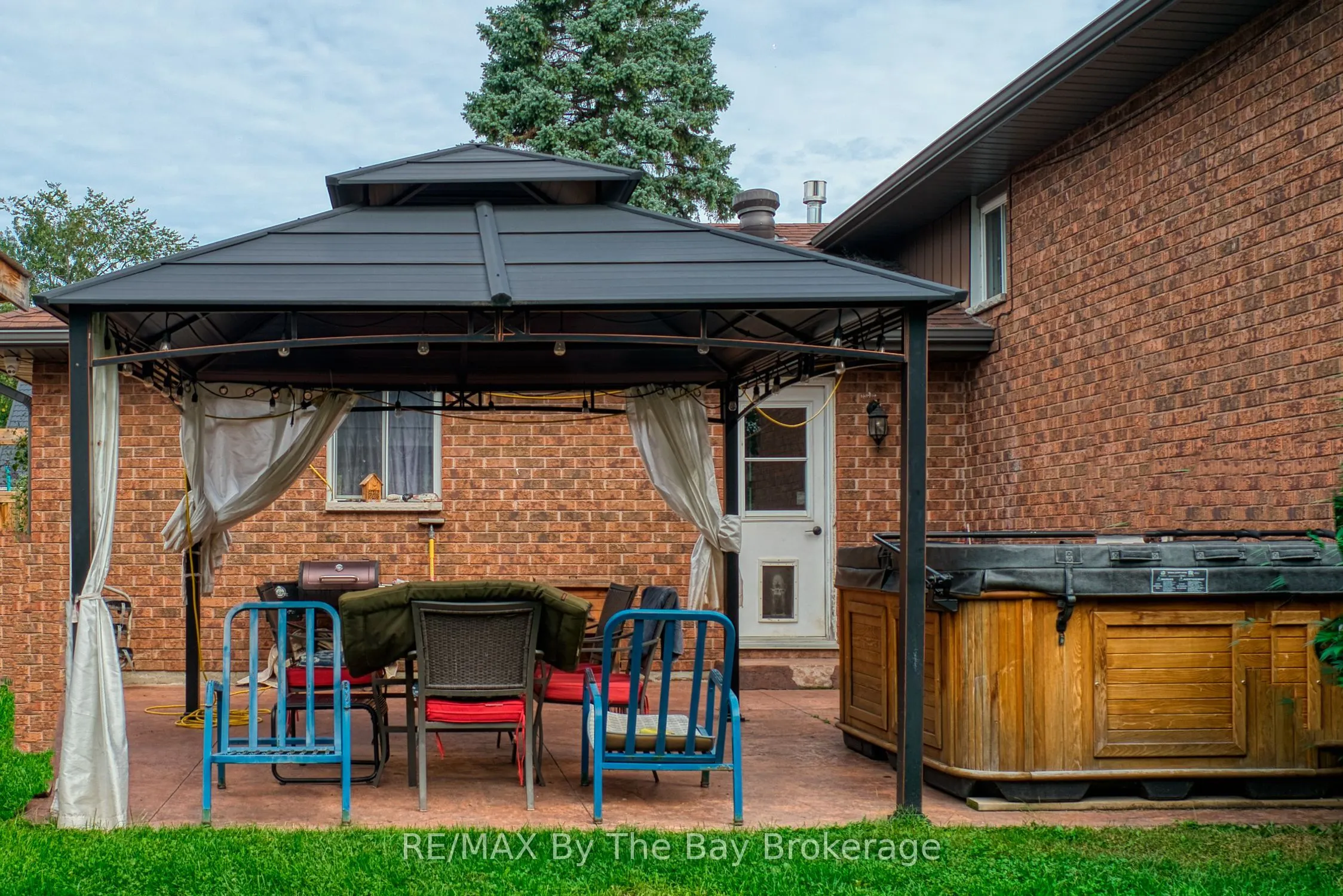 247 Simcoe Street