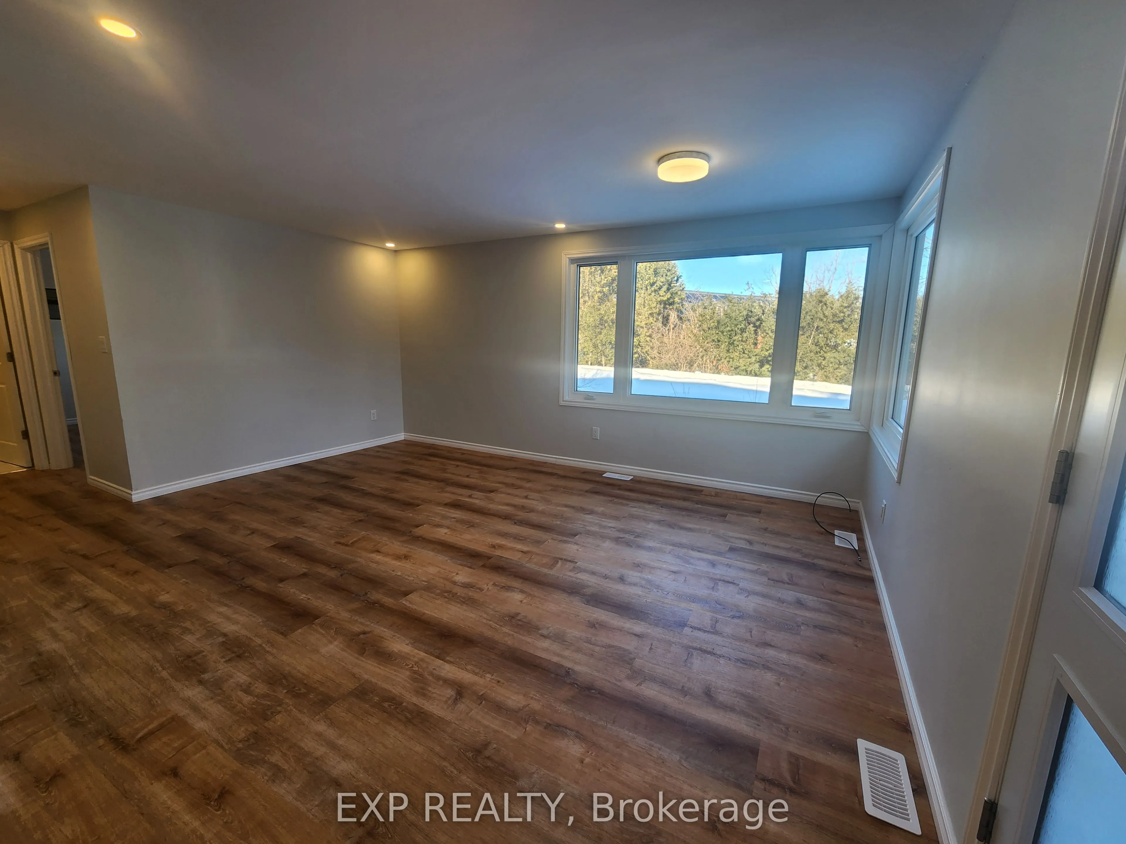71 Lakeshore Road E