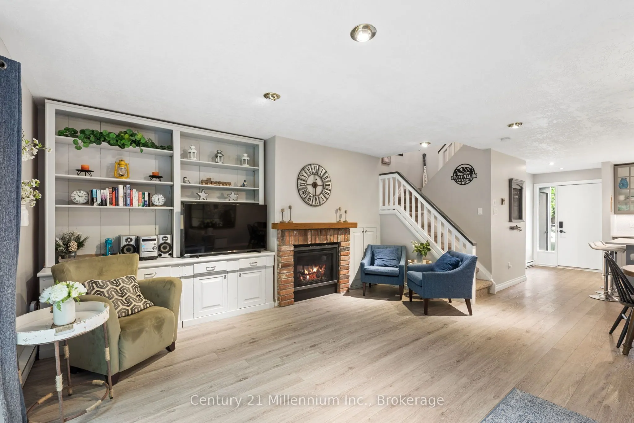 156 ESCARPMENT Crescent #16