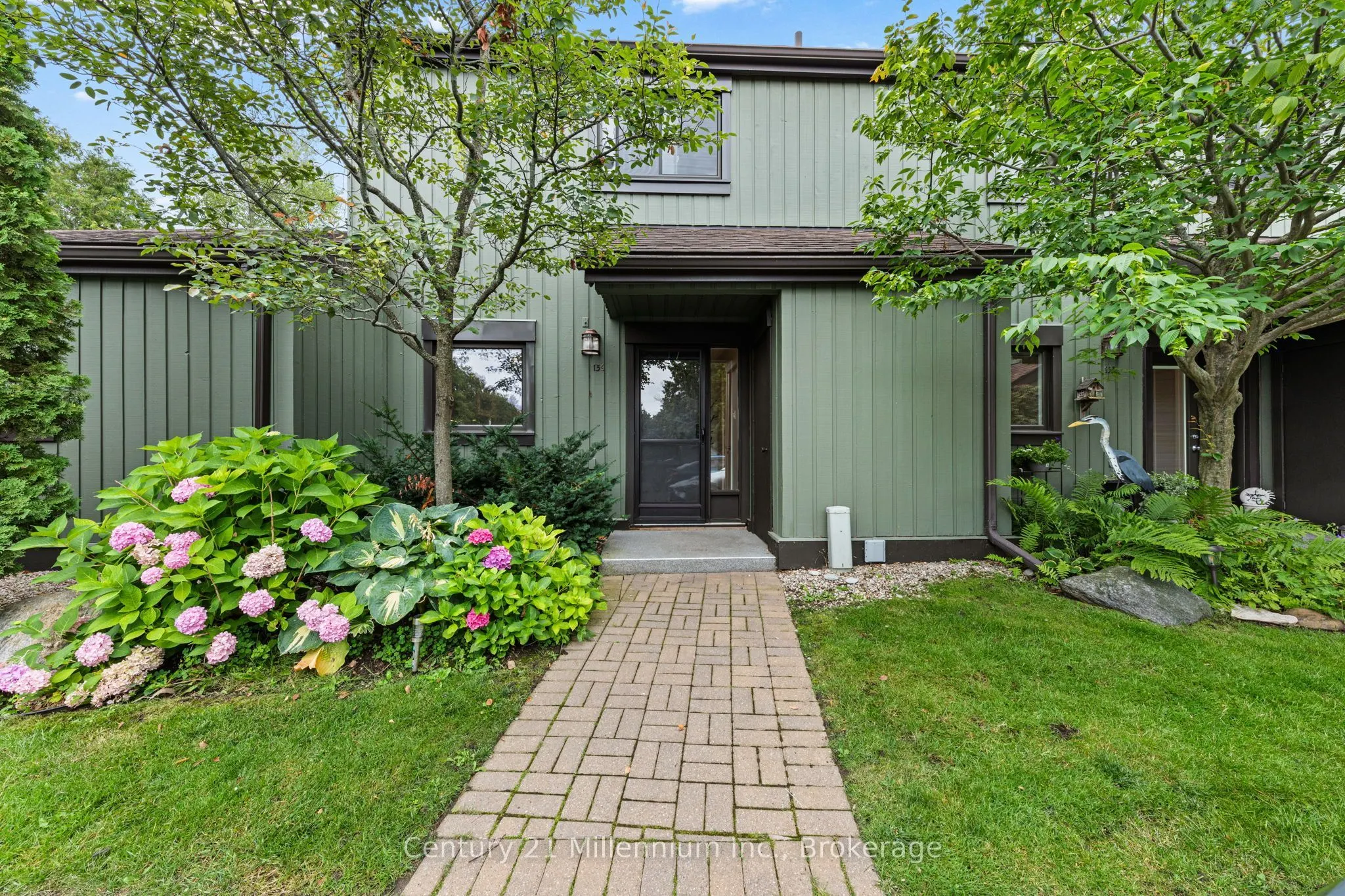 156 ESCARPMENT Crescent #16