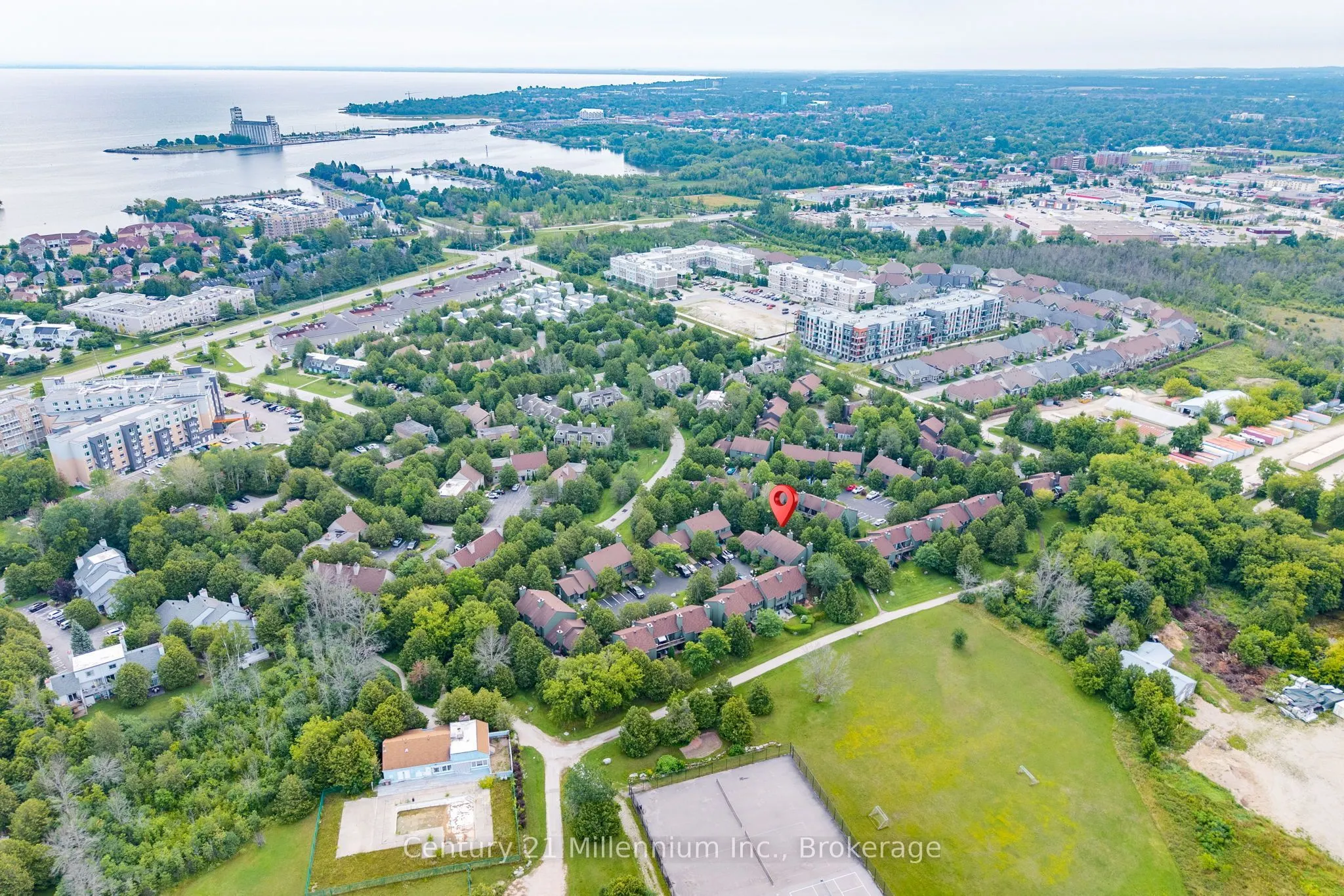 156 ESCARPMENT Crescent #16