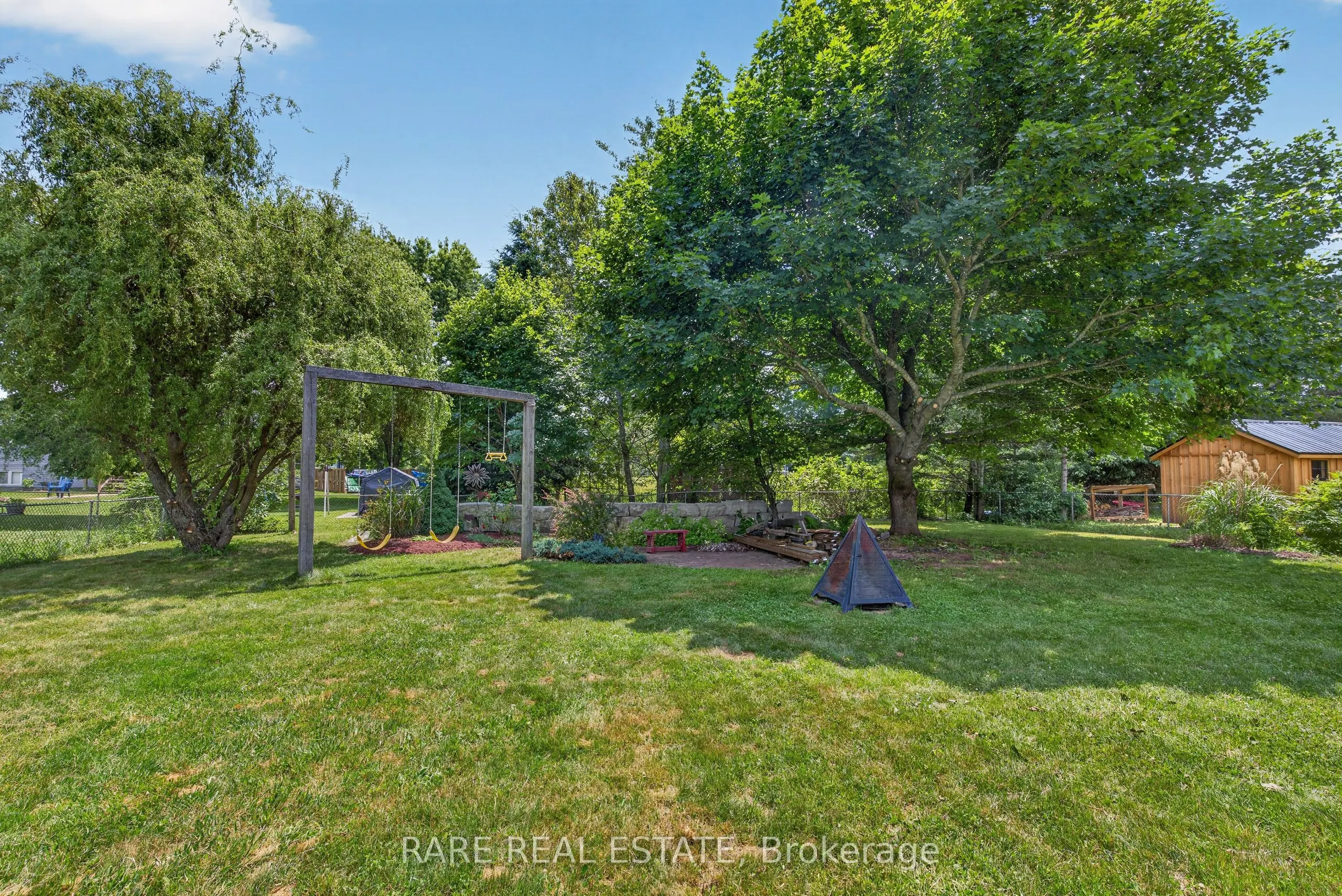25 Edgewood Crescent