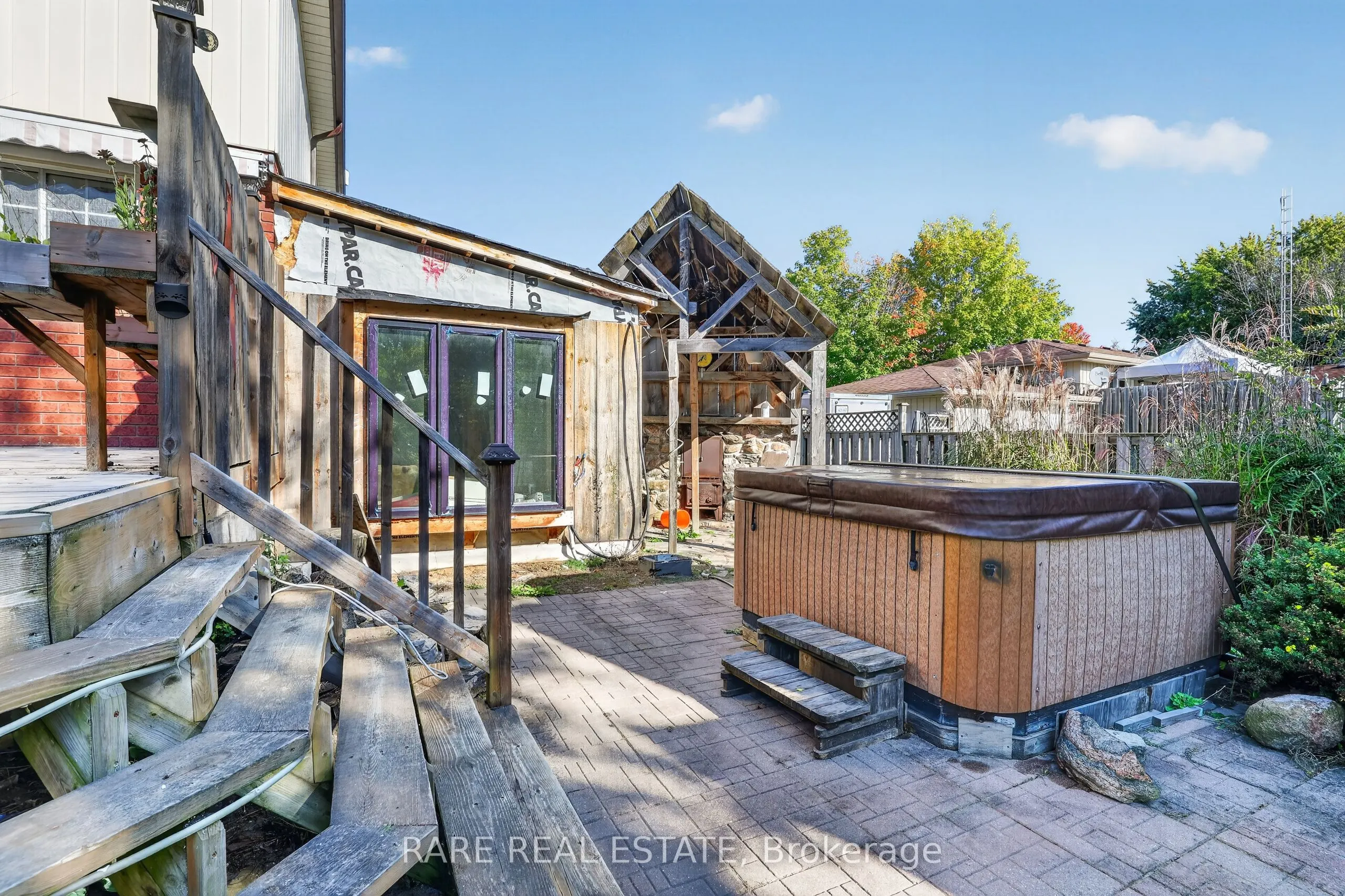 25 Edgewood Crescent