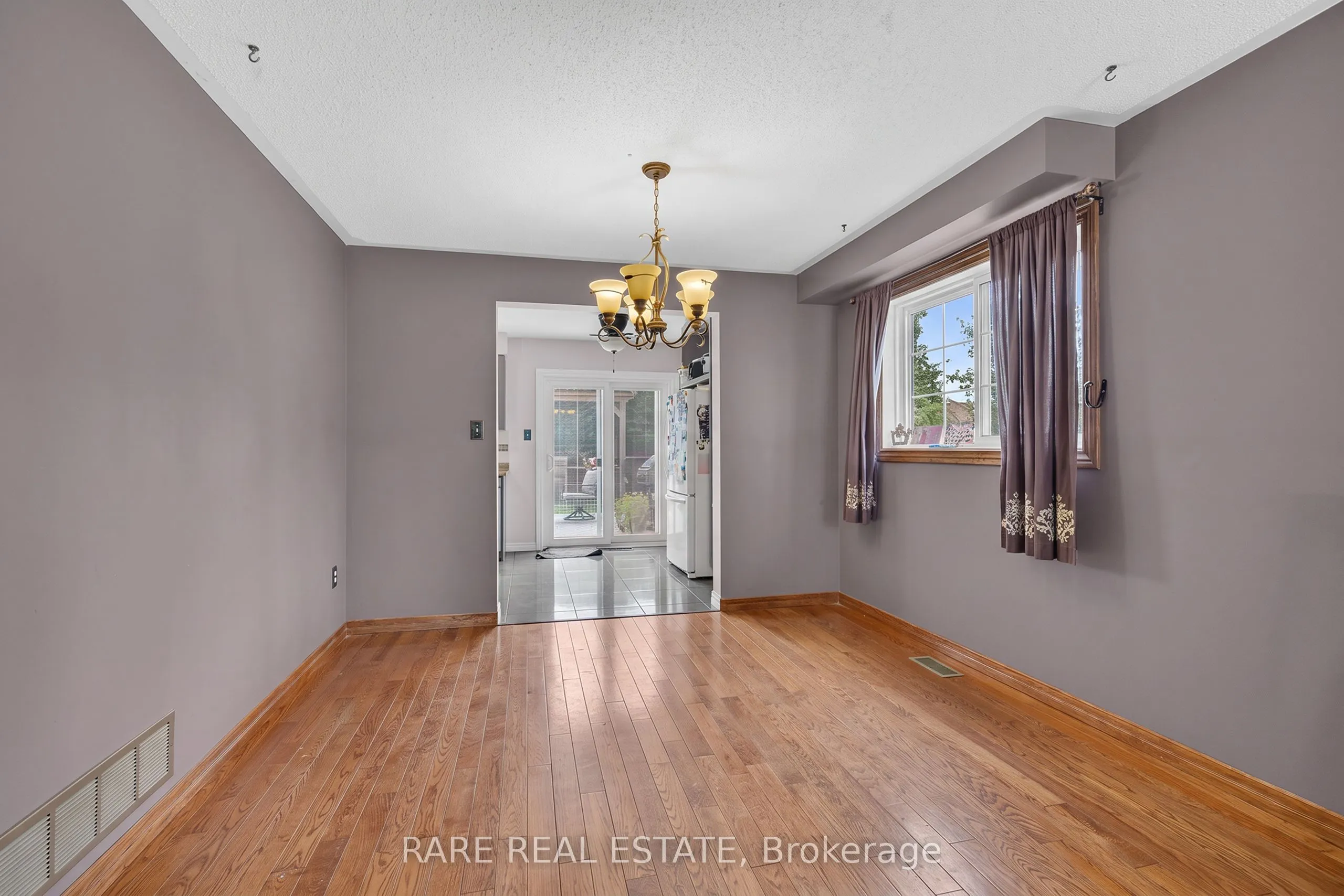 25 Edgewood Crescent