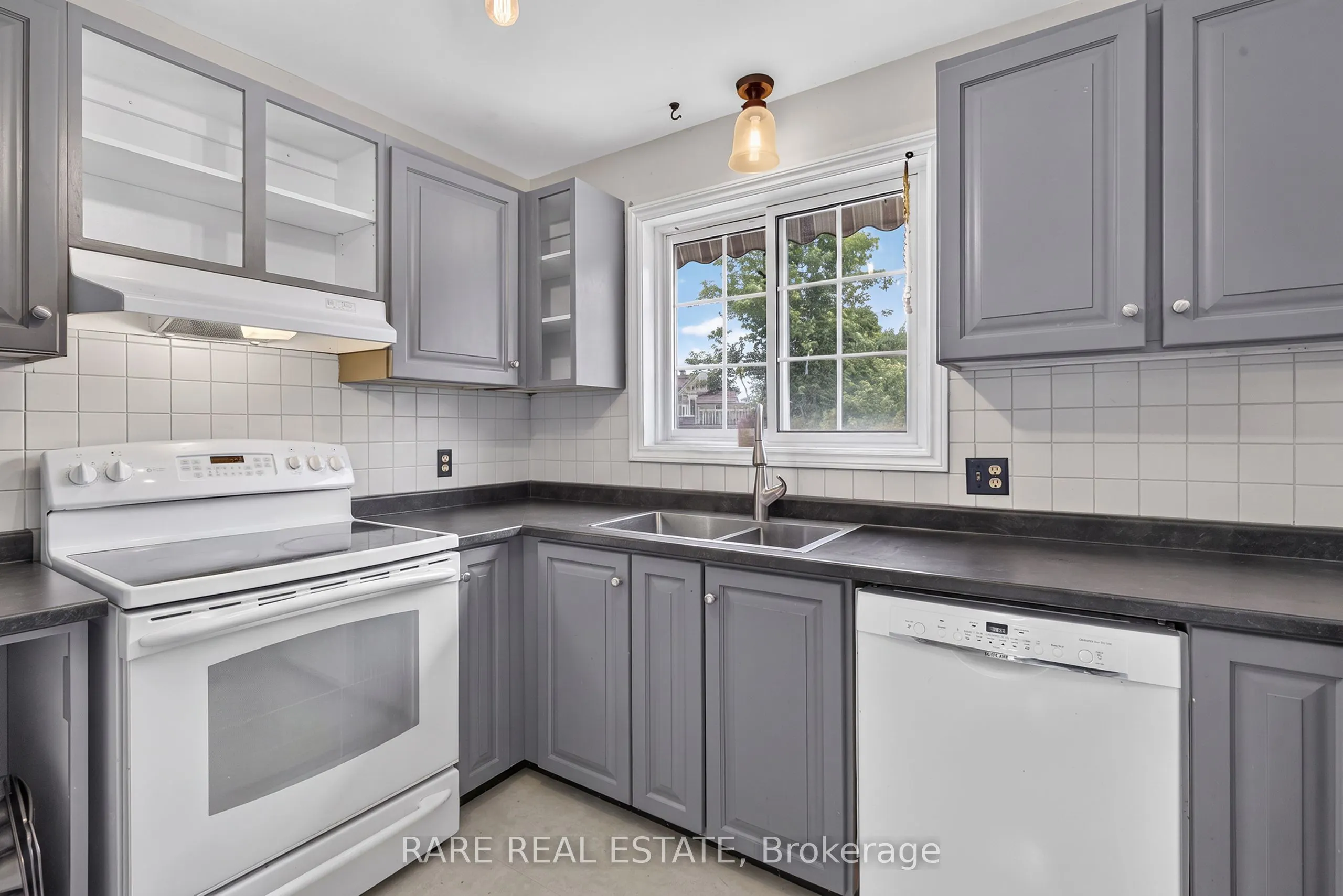 25 Edgewood Crescent