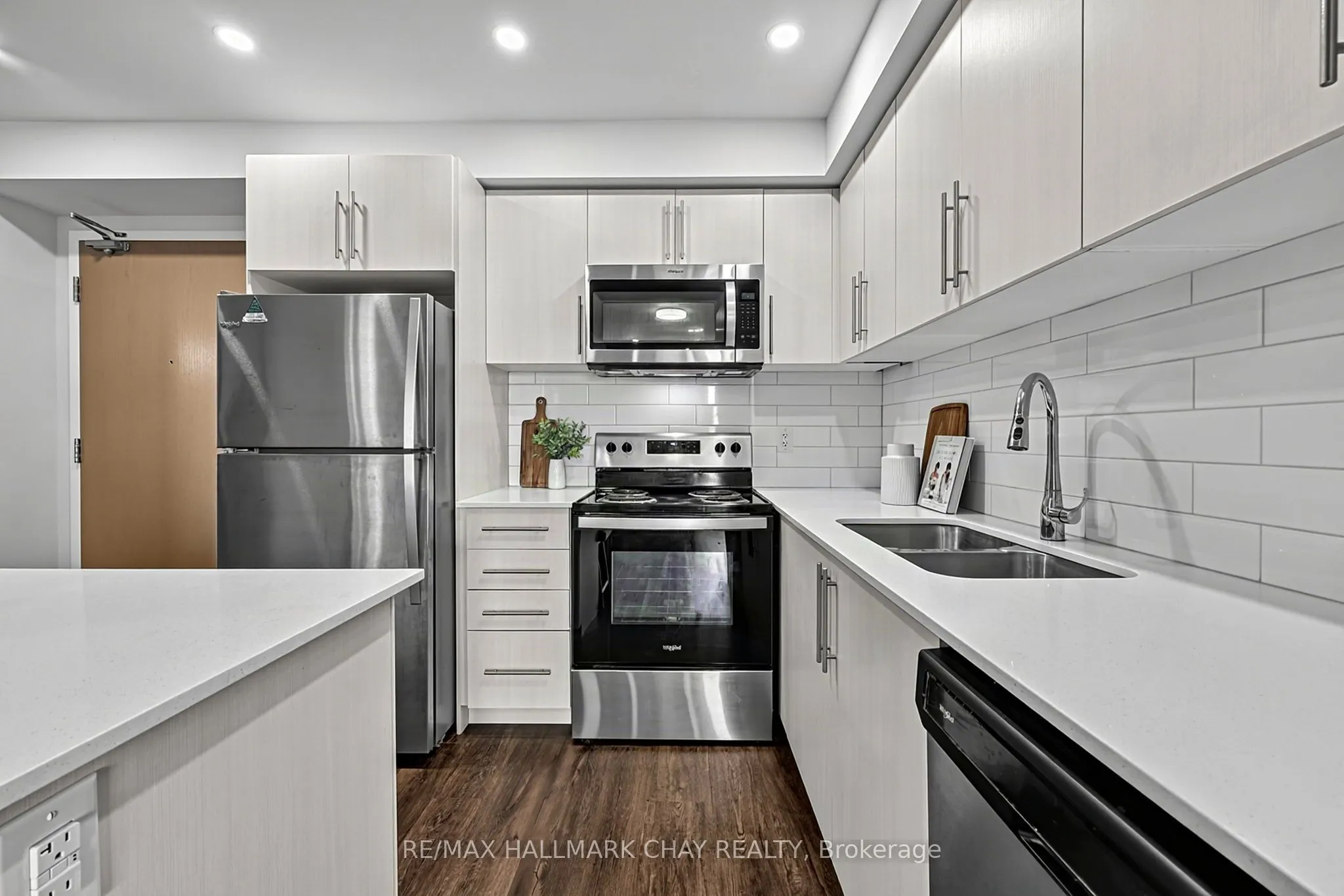 58 Lakeside Terrace #819