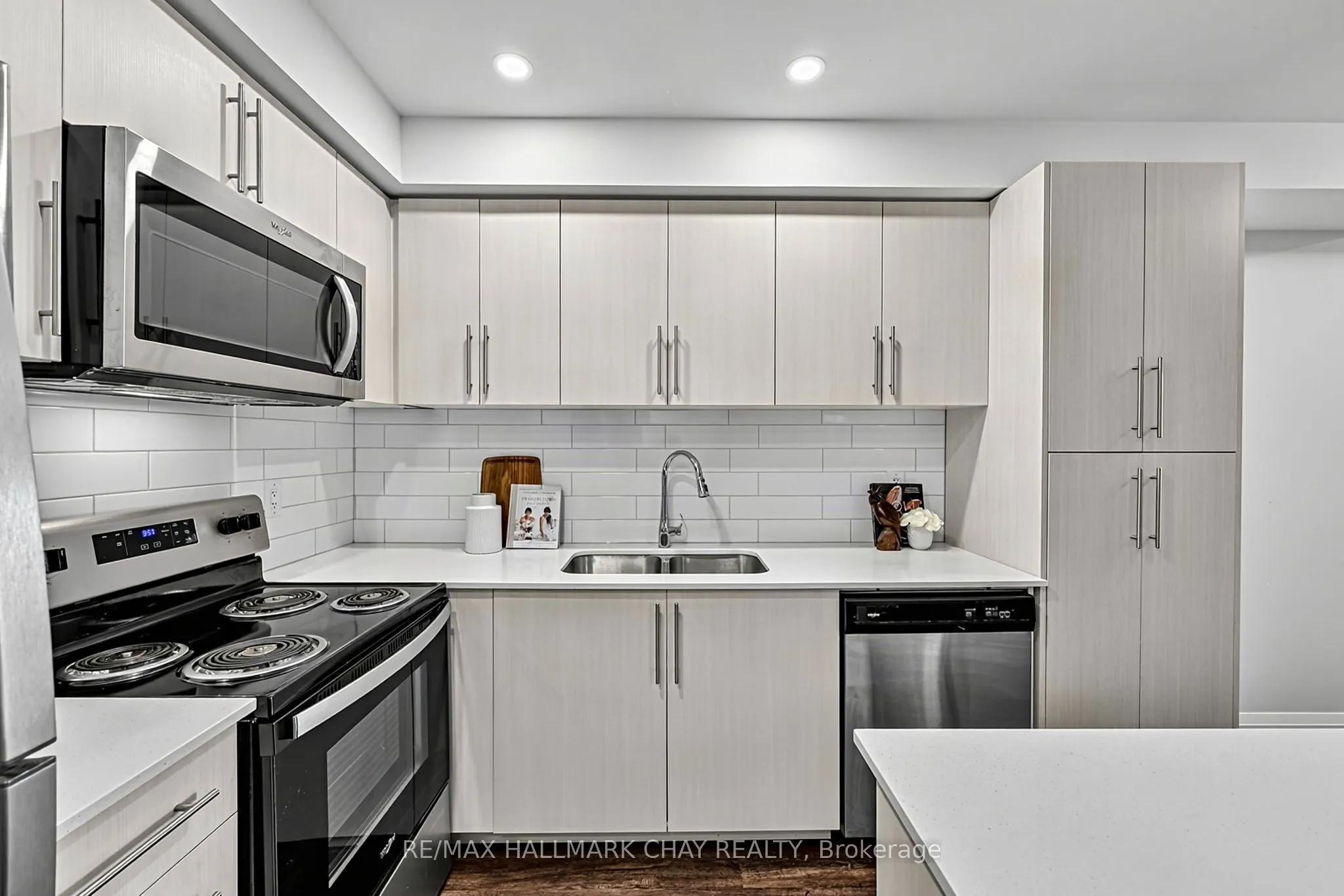 58 Lakeside Terrace #819