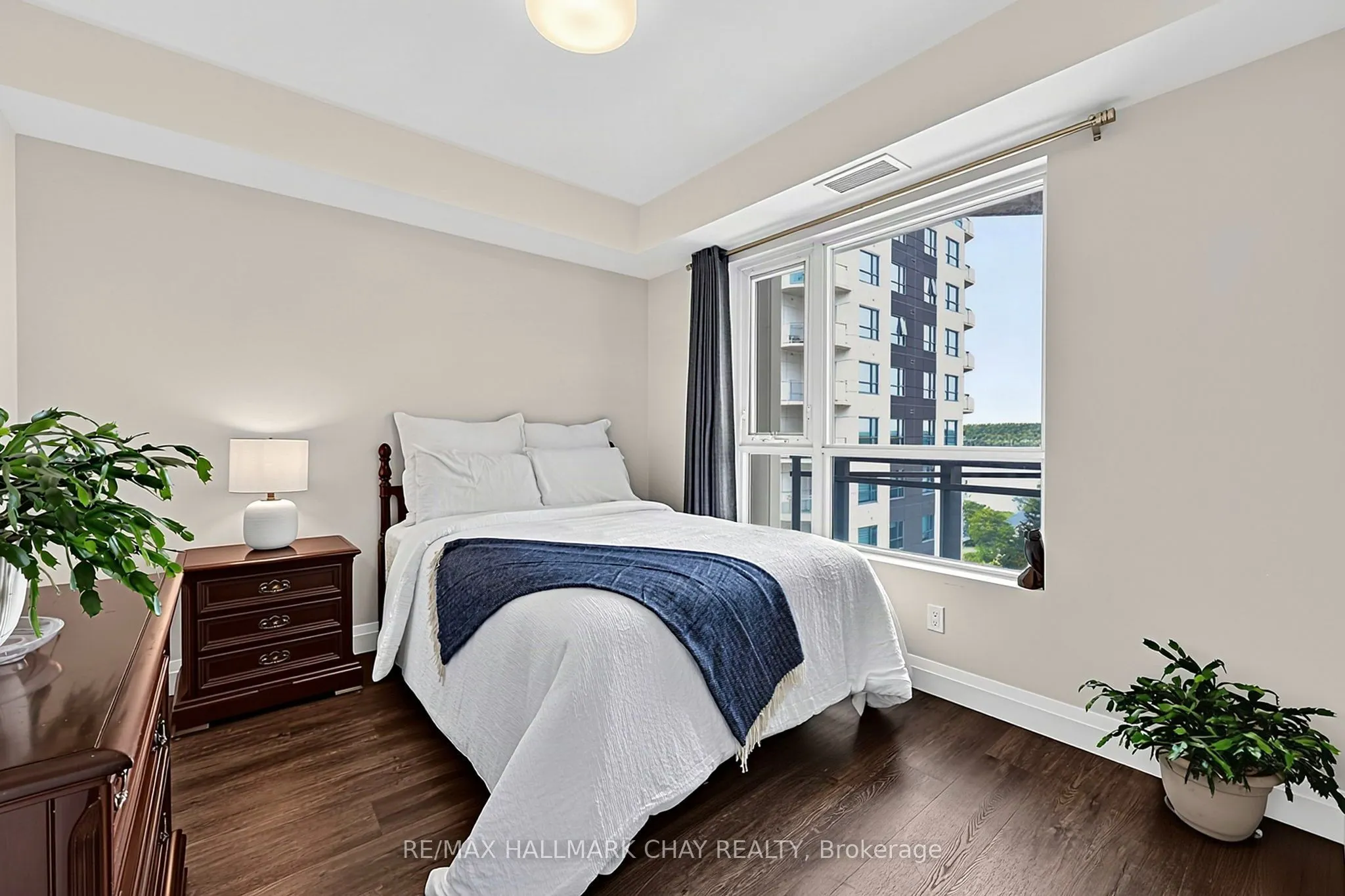 58 Lakeside Terrace #819