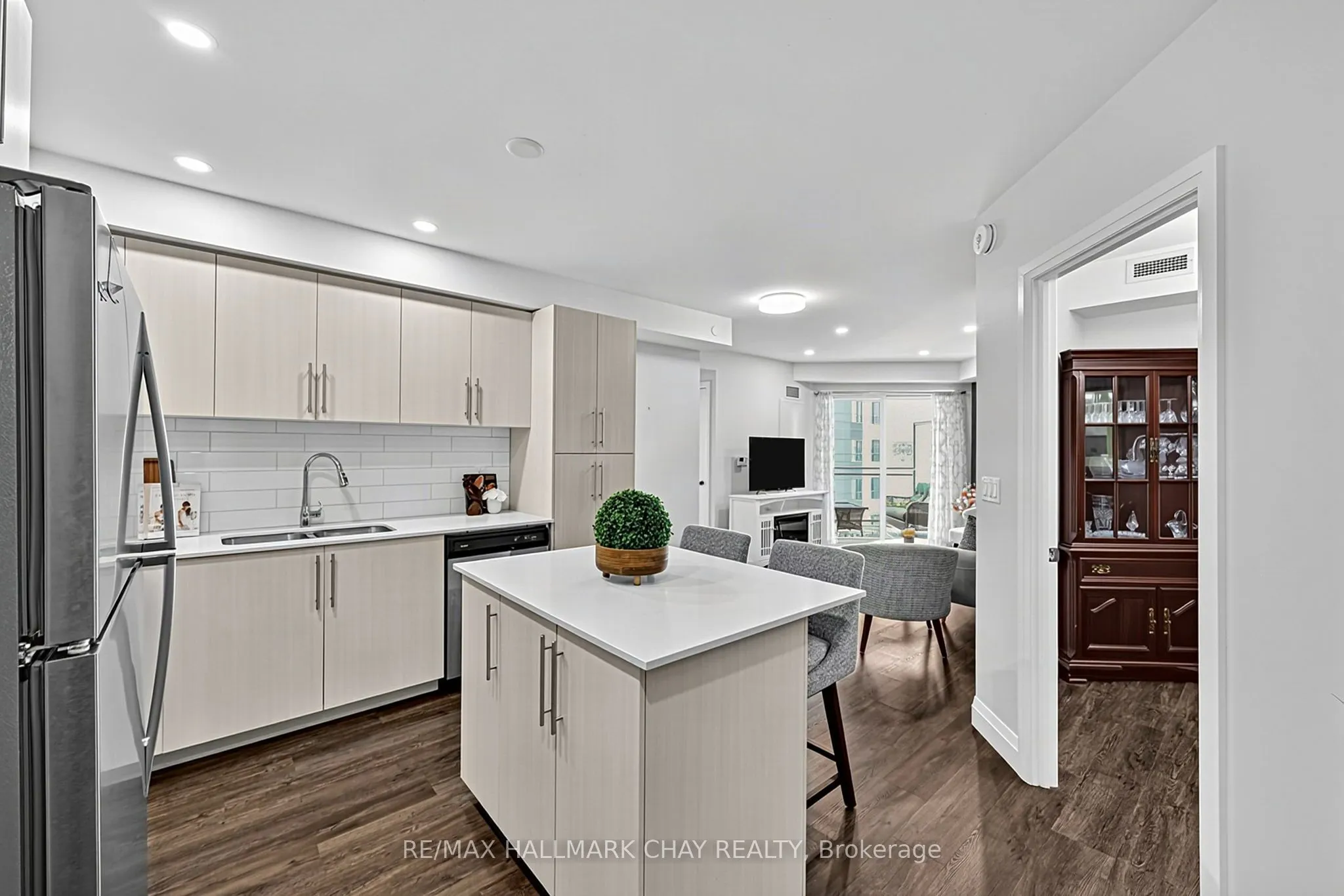 58 Lakeside Terrace #819