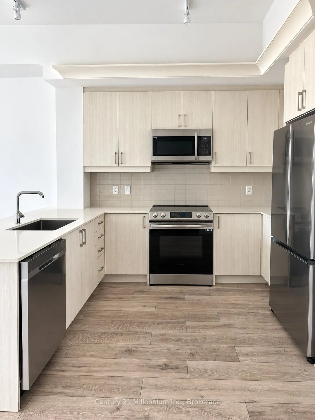 1 Hume Street #402