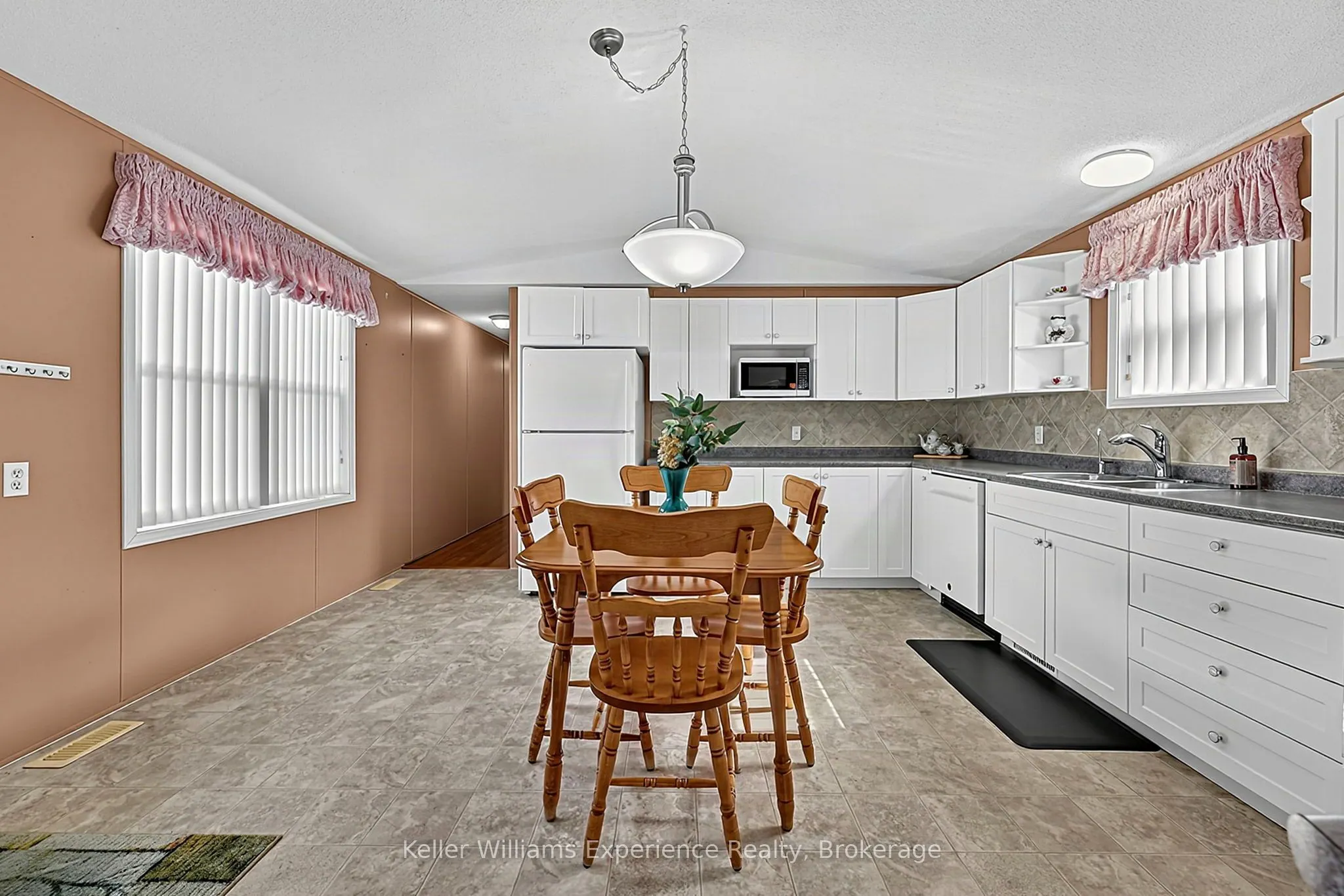 4052 Ash Crescent