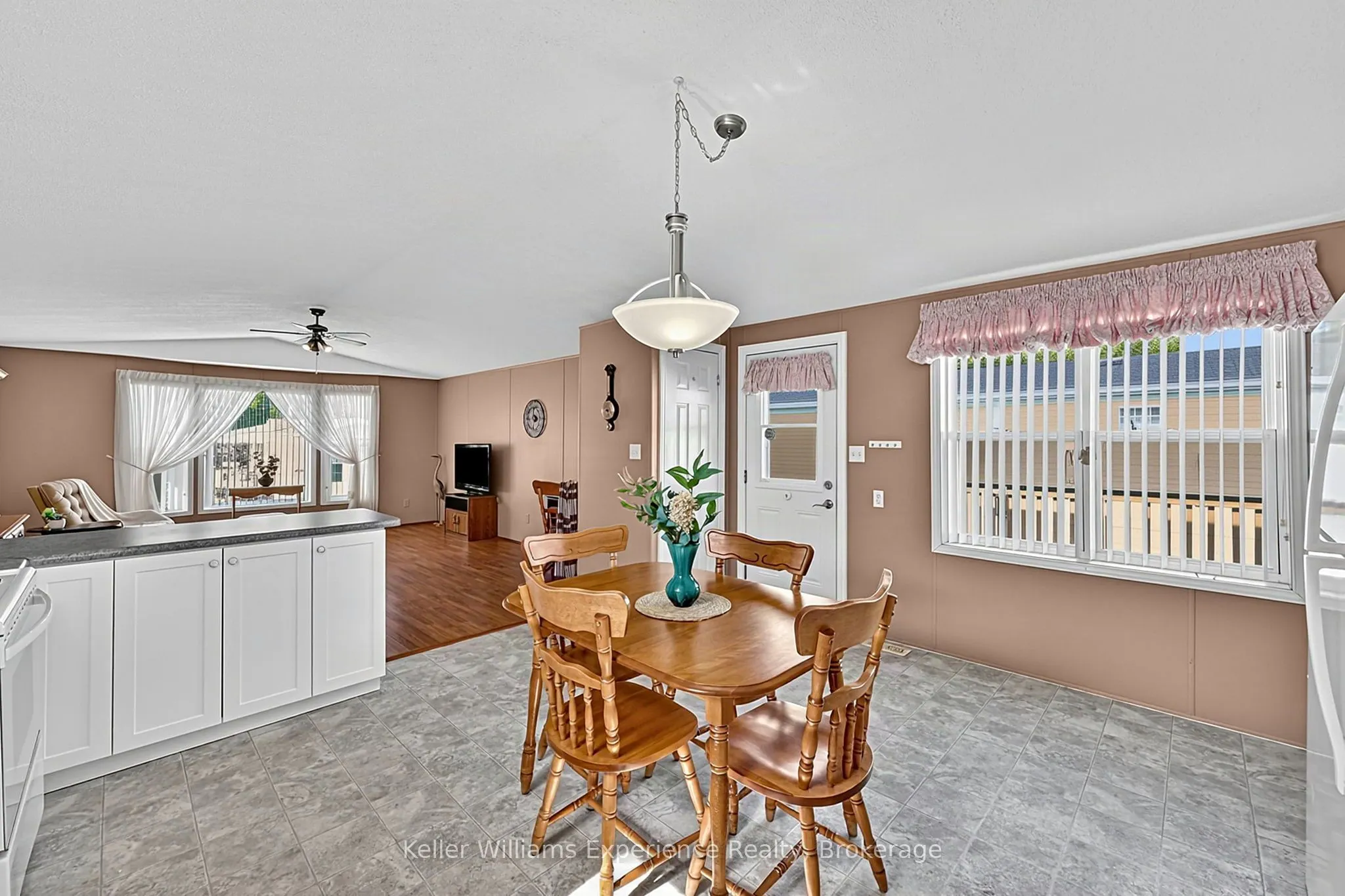 4052 Ash Crescent