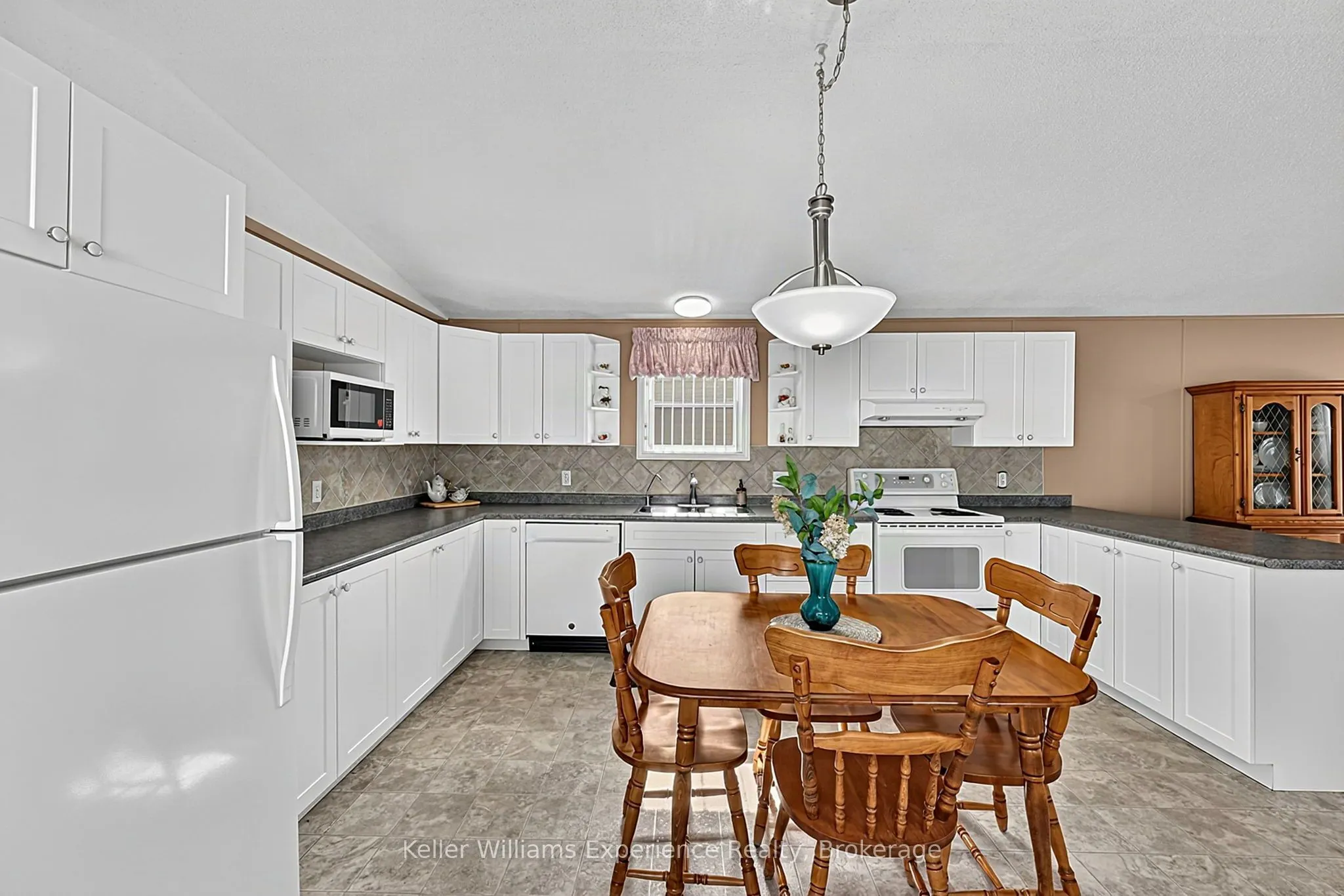 4052 Ash Crescent