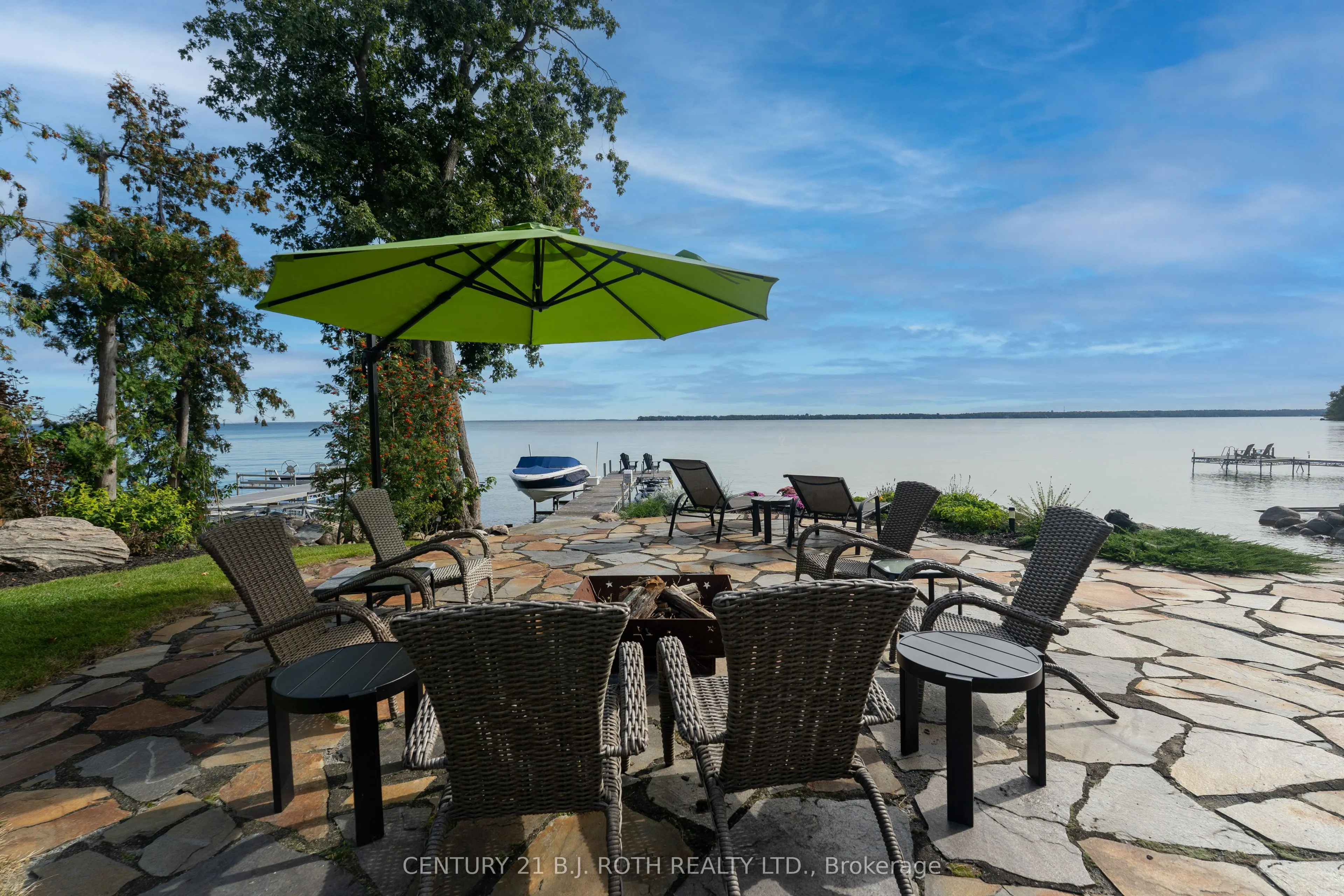 247 Lakeshore Road W