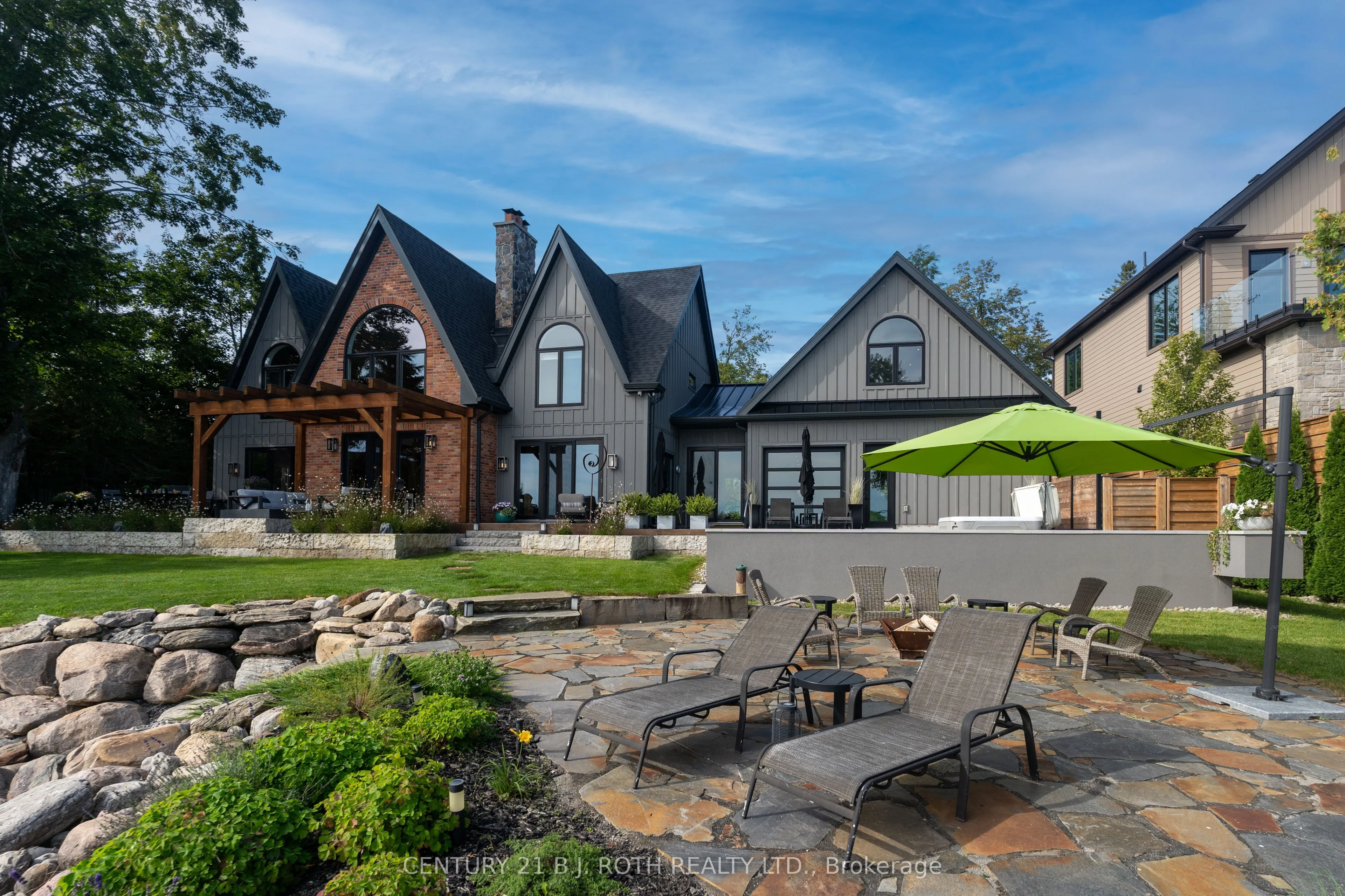 247 Lakeshore Road W