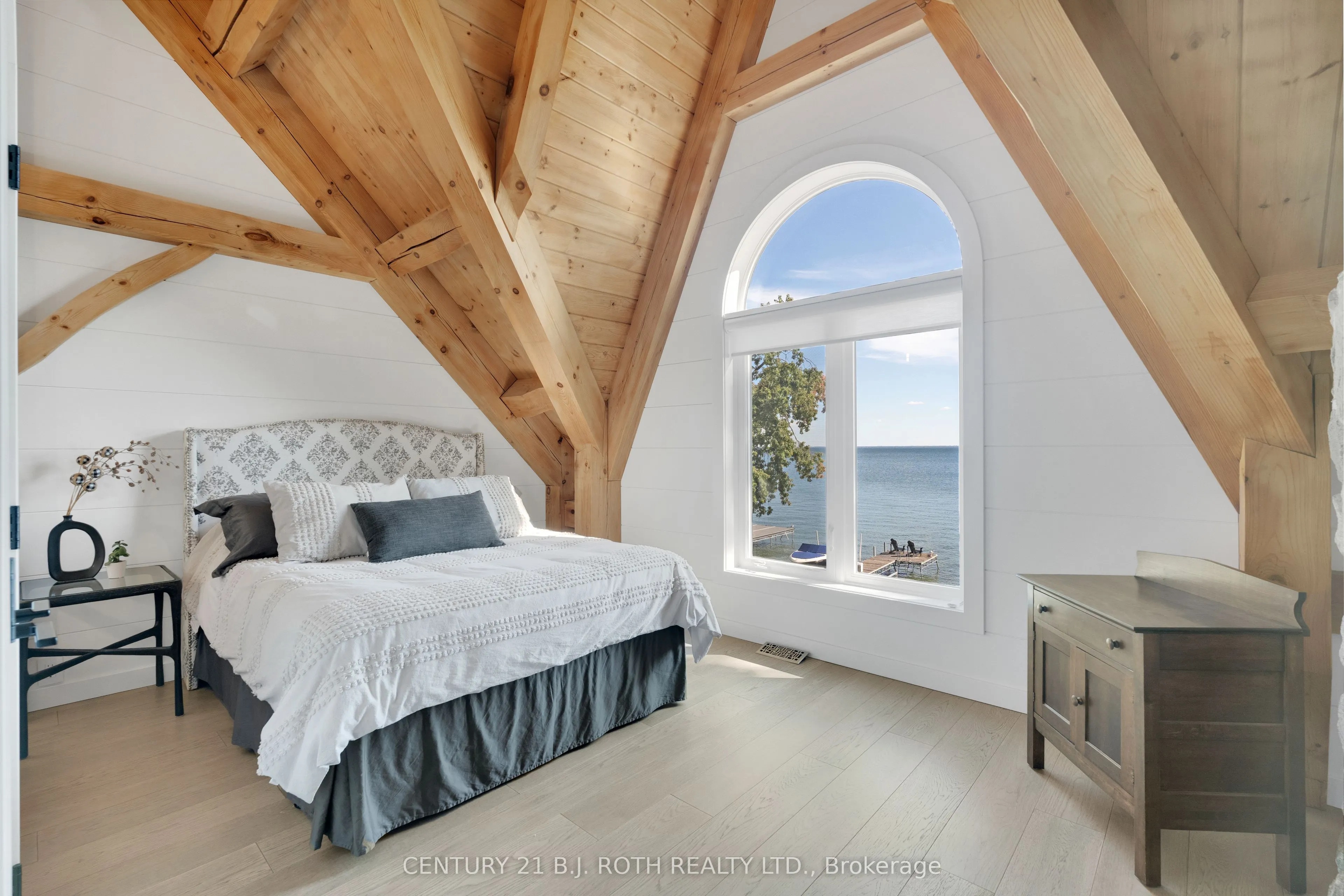 247 Lakeshore Road W