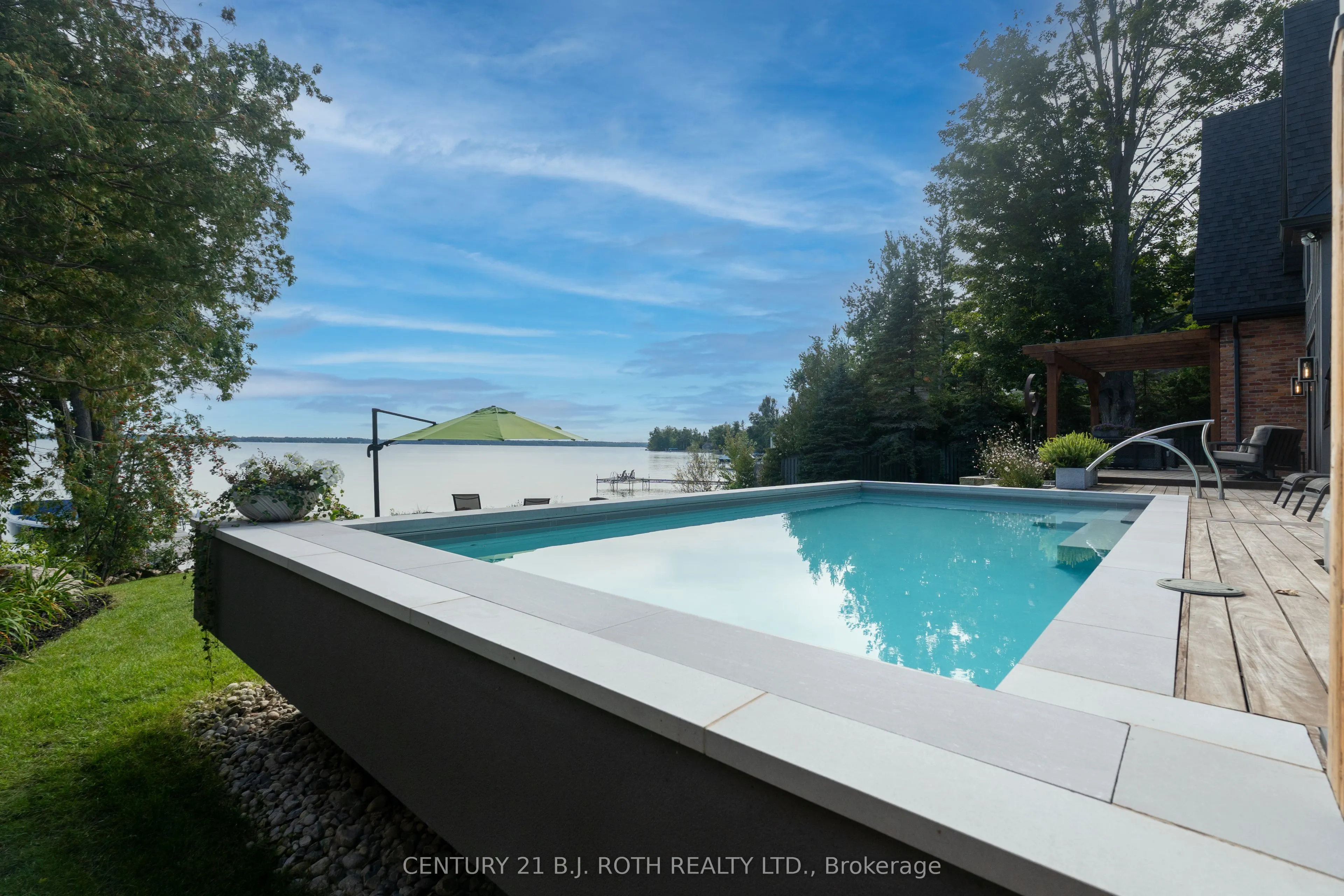 247 Lakeshore Road W