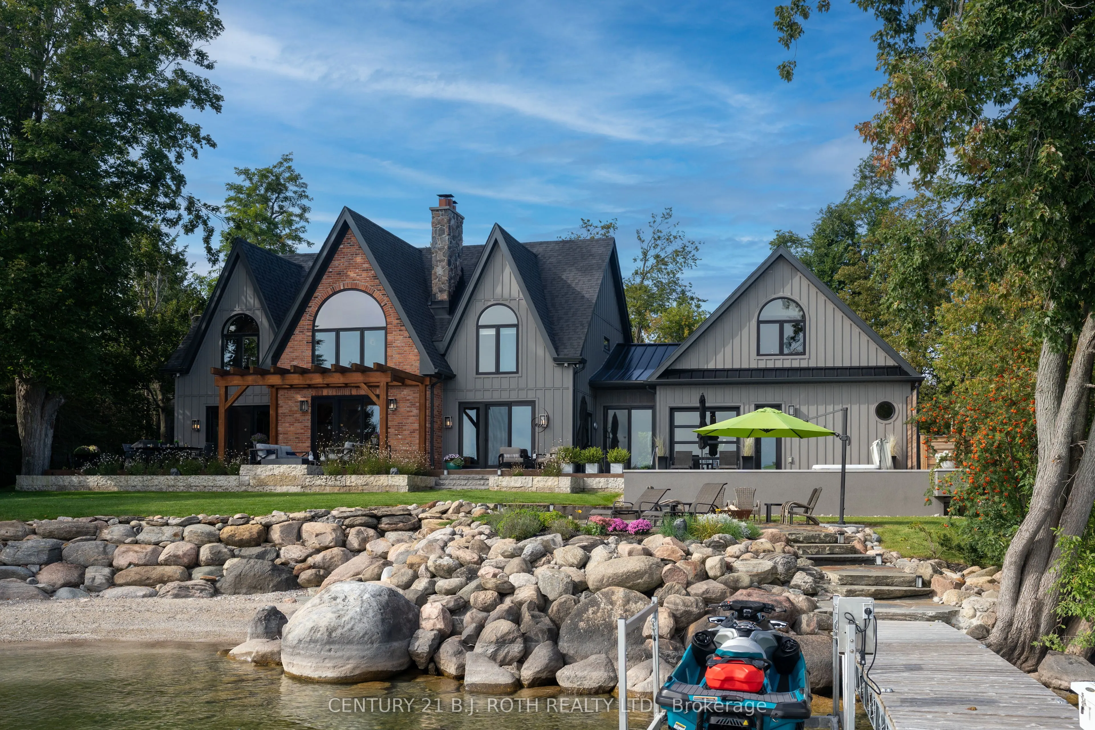 247 Lakeshore Road W