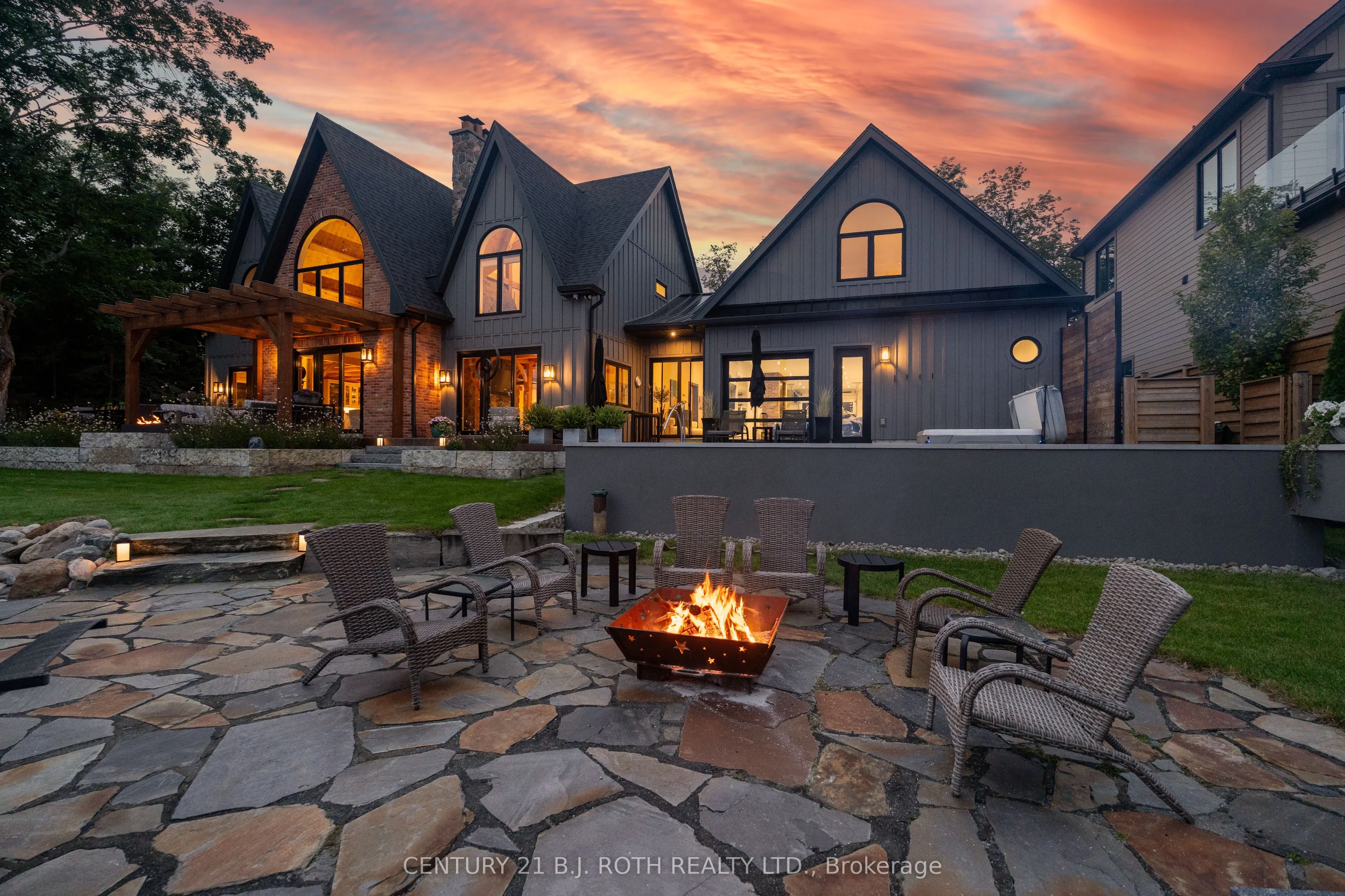 247 Lakeshore Road W