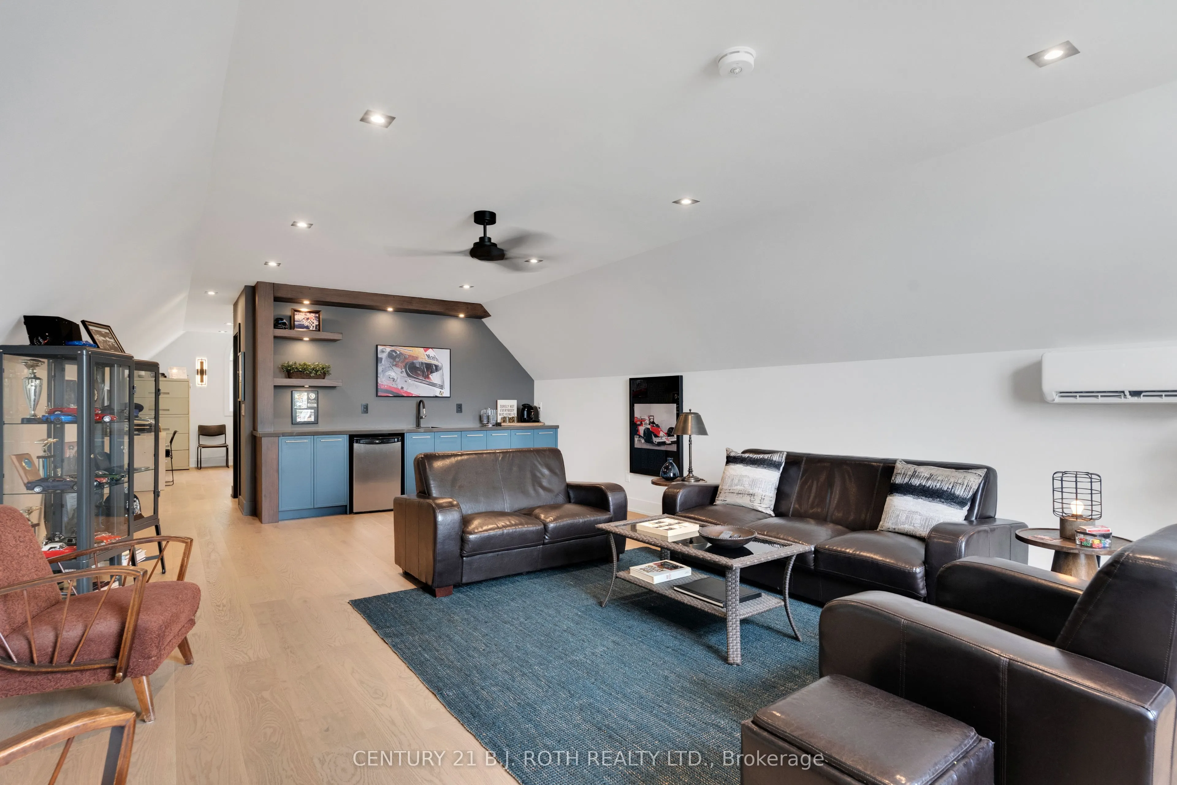 247 Lakeshore Road W
