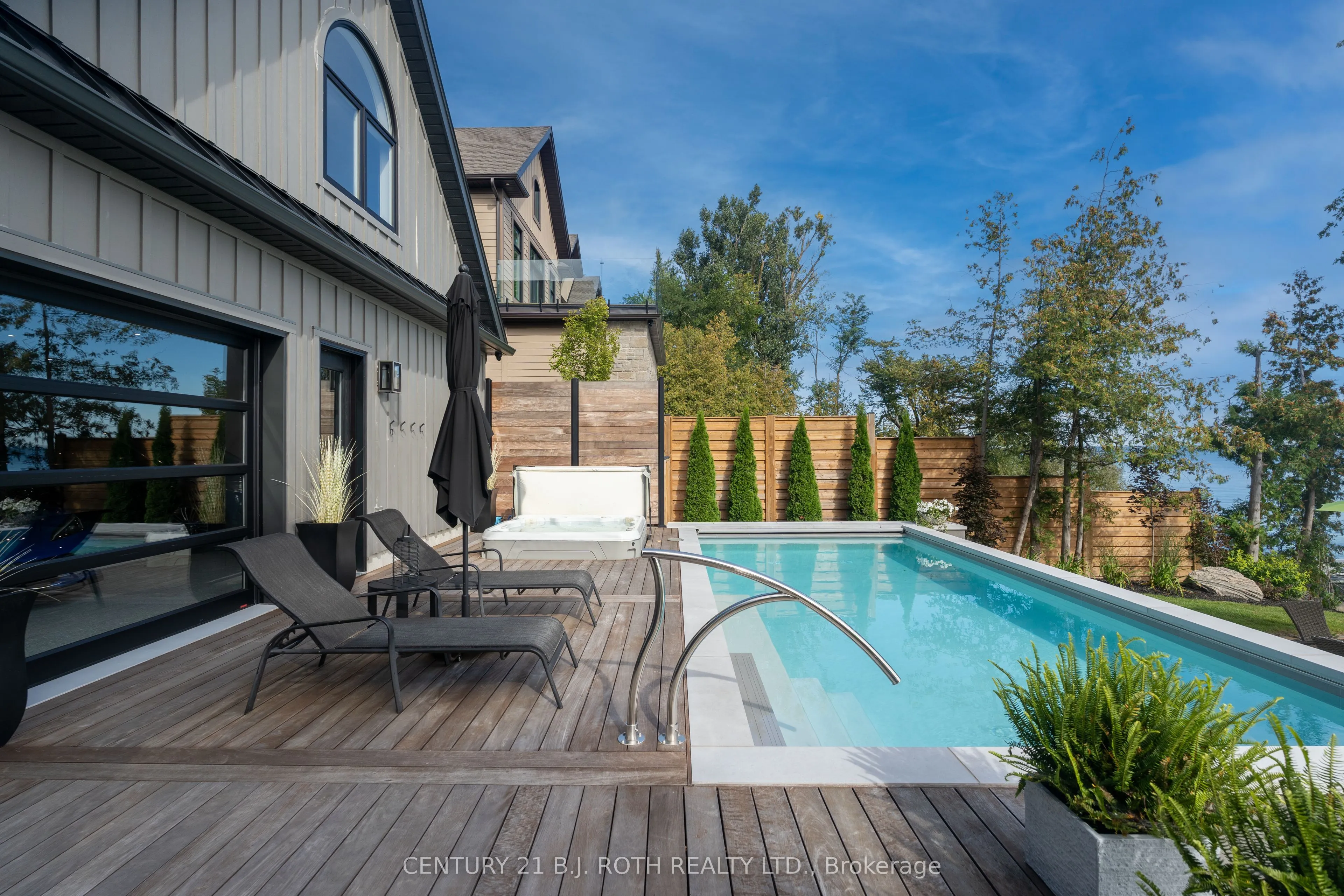 247 Lakeshore Road W