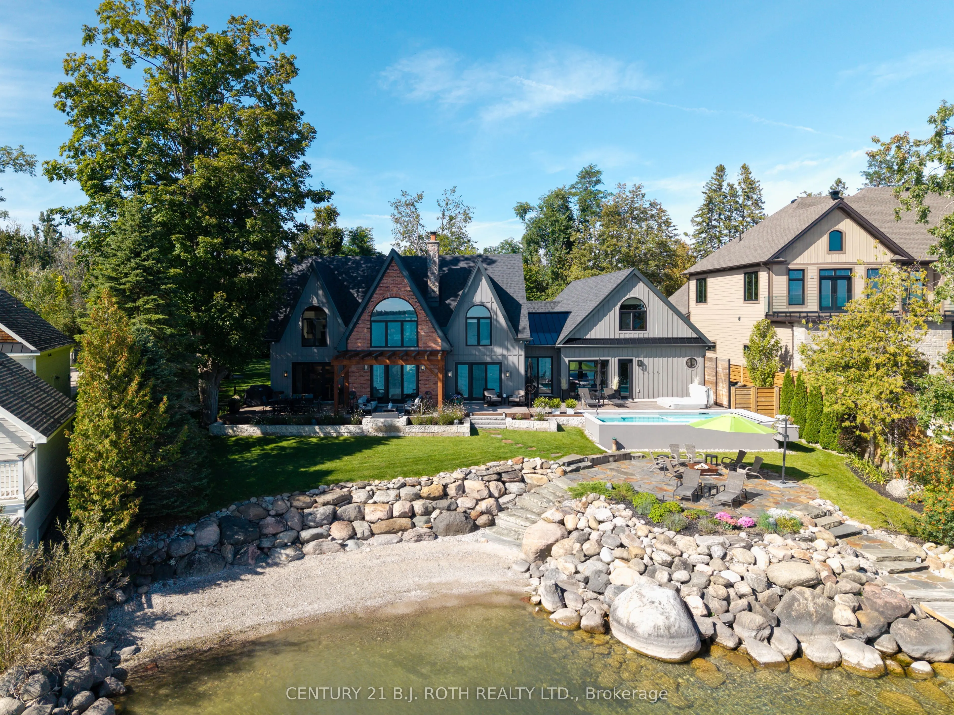 247 Lakeshore Road W