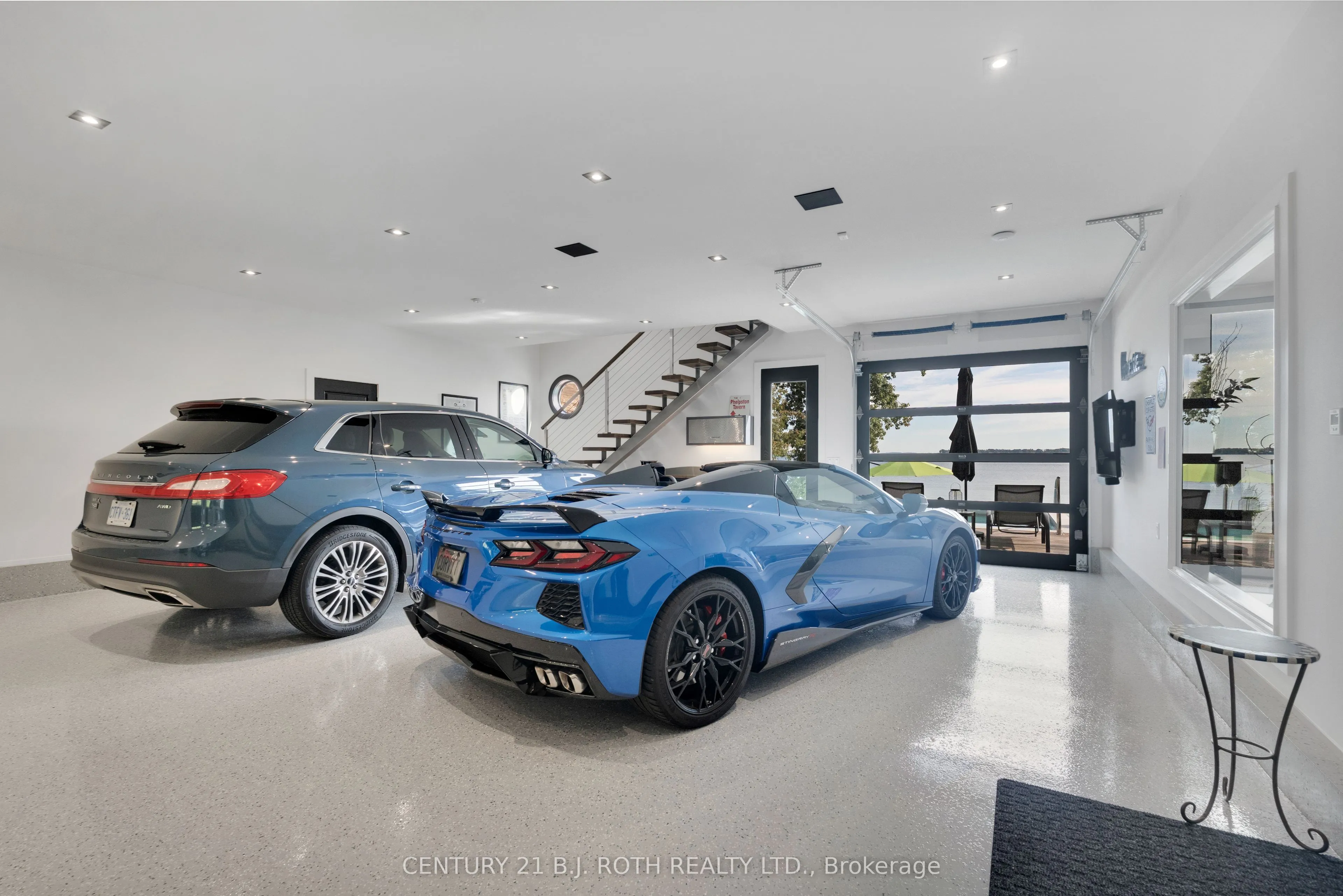 247 Lakeshore Road W