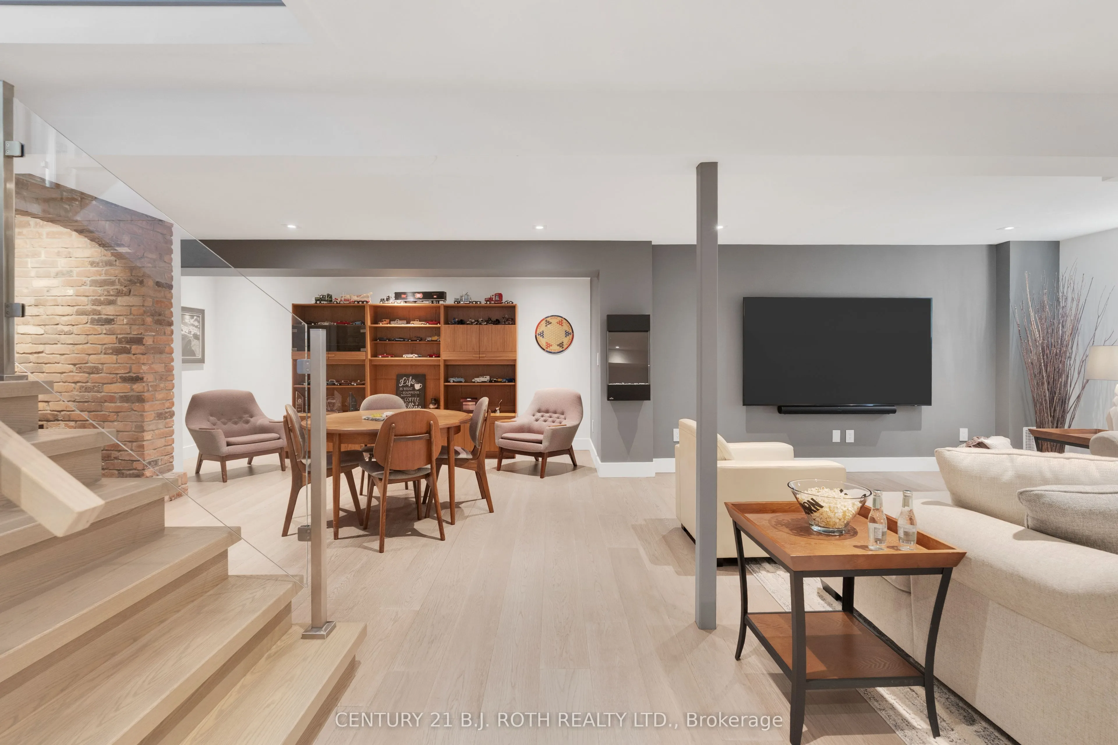 247 Lakeshore Road W