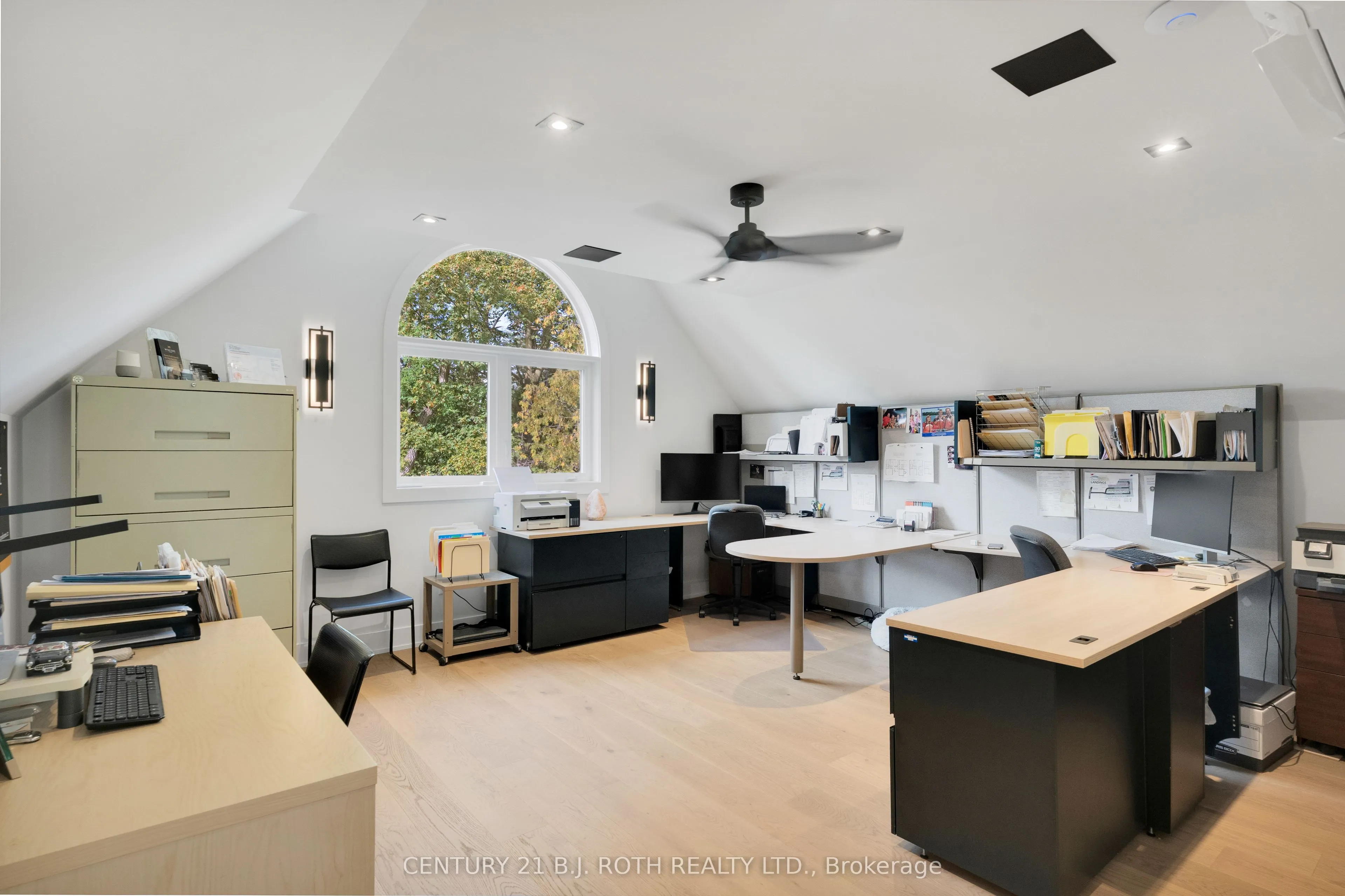 247 Lakeshore Road W