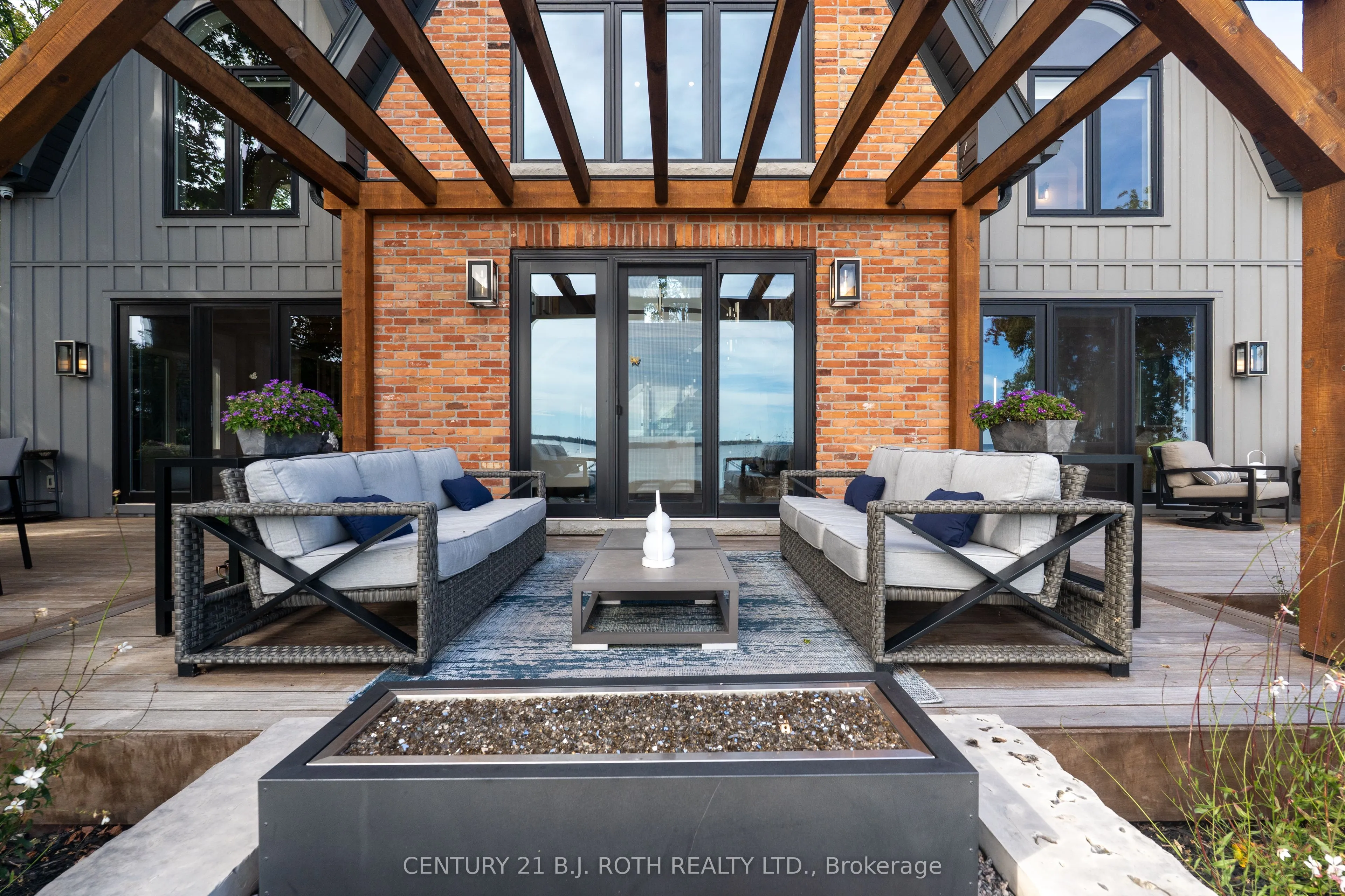 247 Lakeshore Road W
