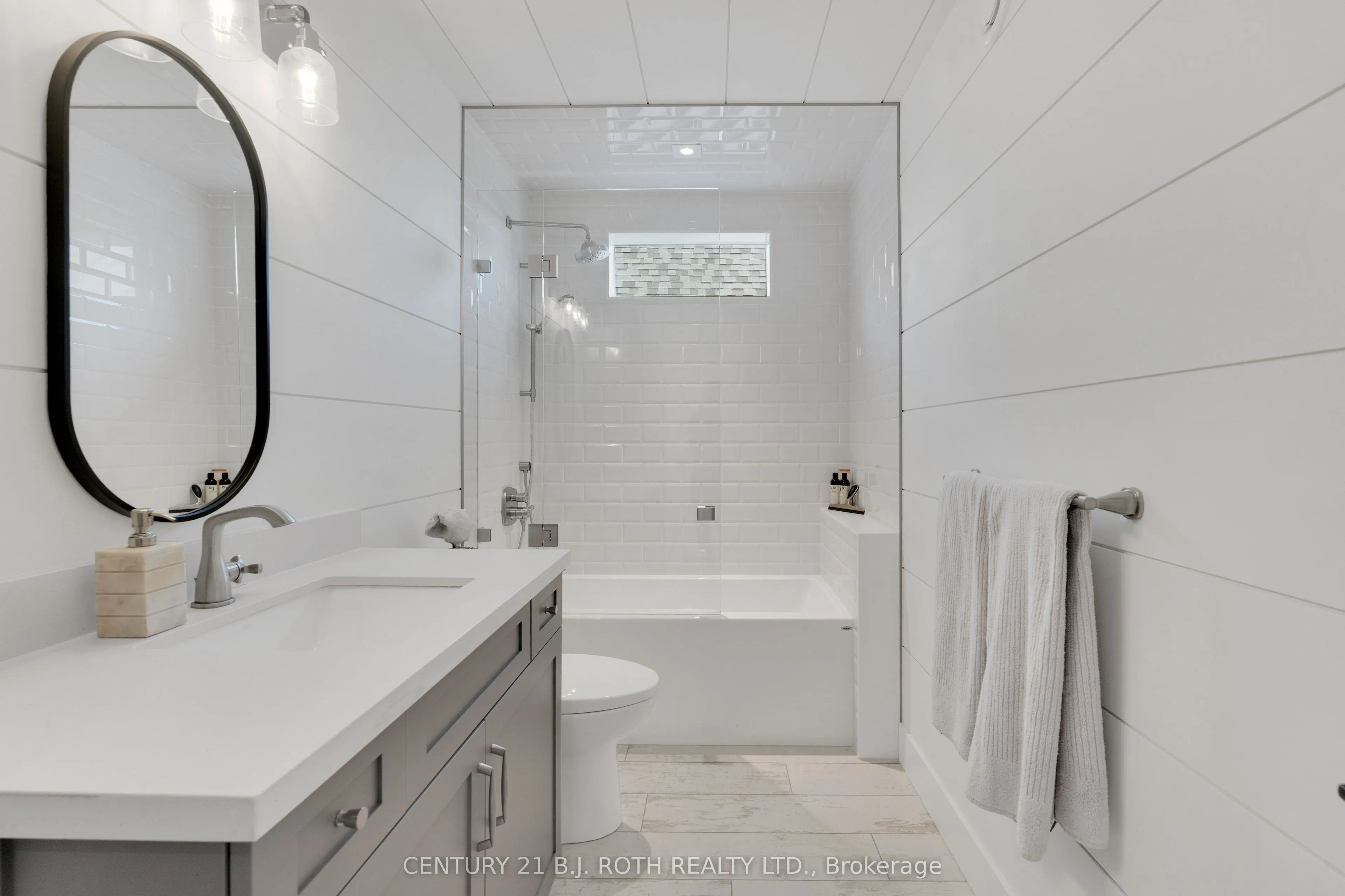 247 Lakeshore Road W