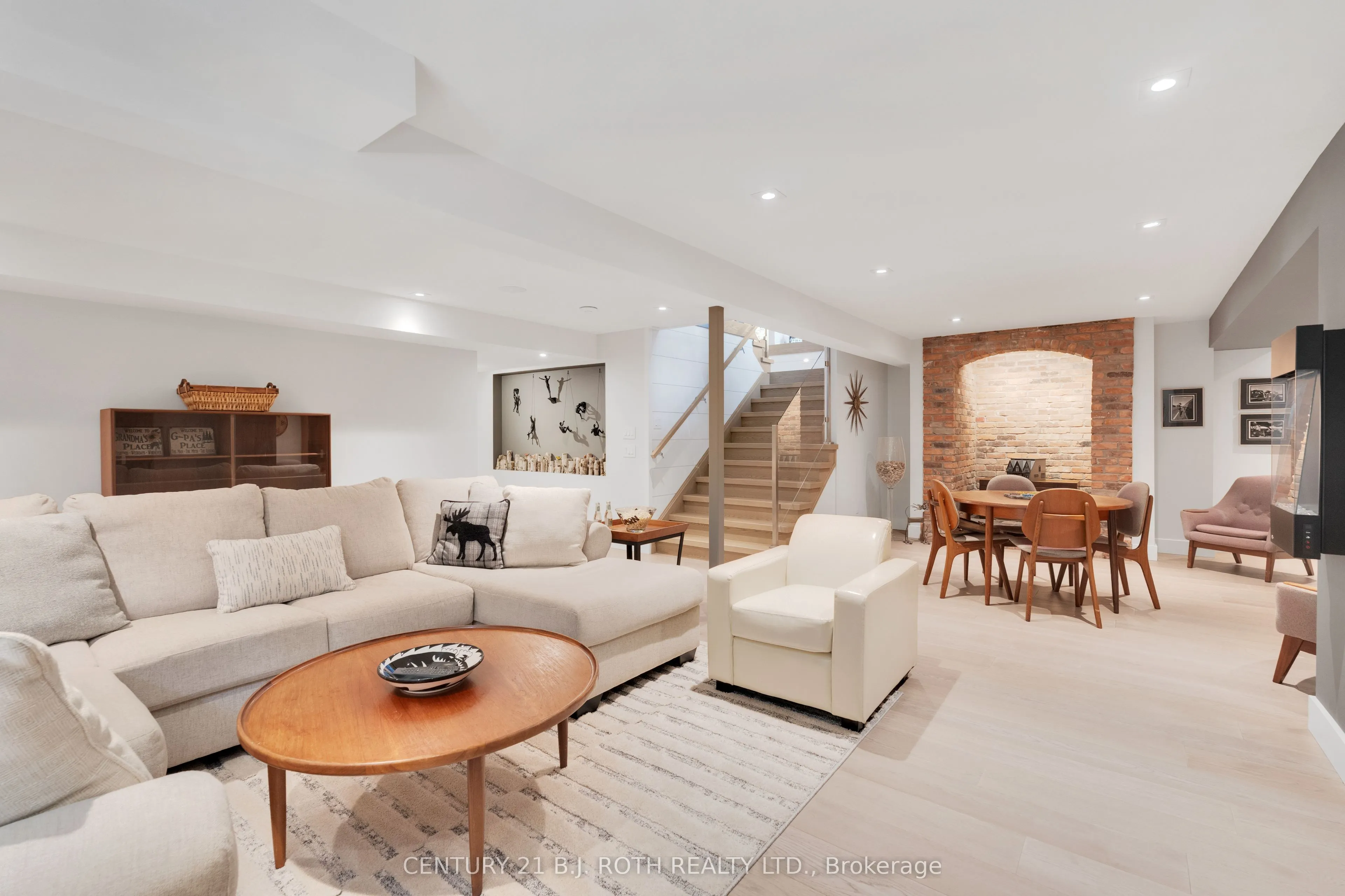 247 Lakeshore Road W
