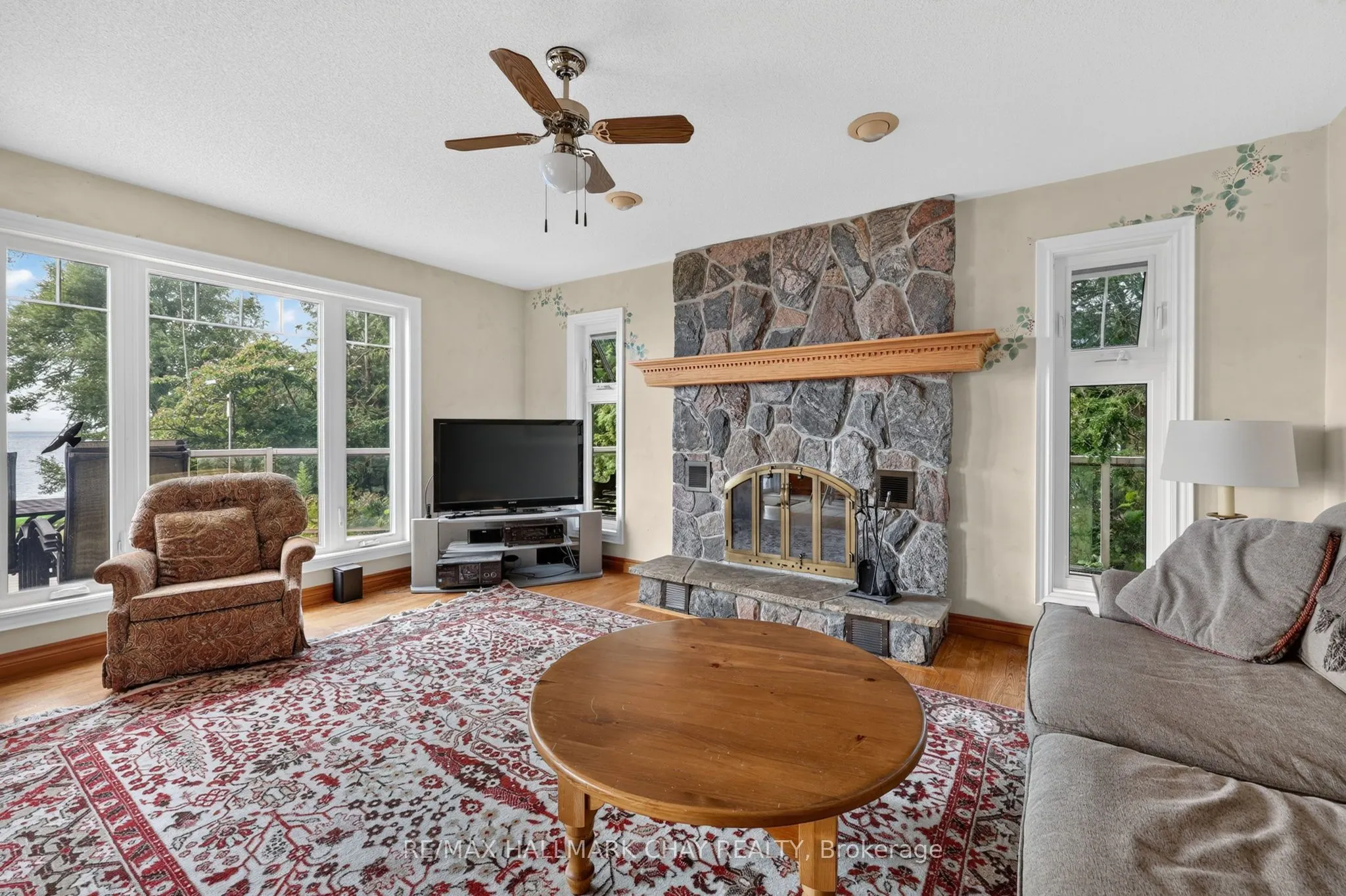 159 Lakeshore Road W