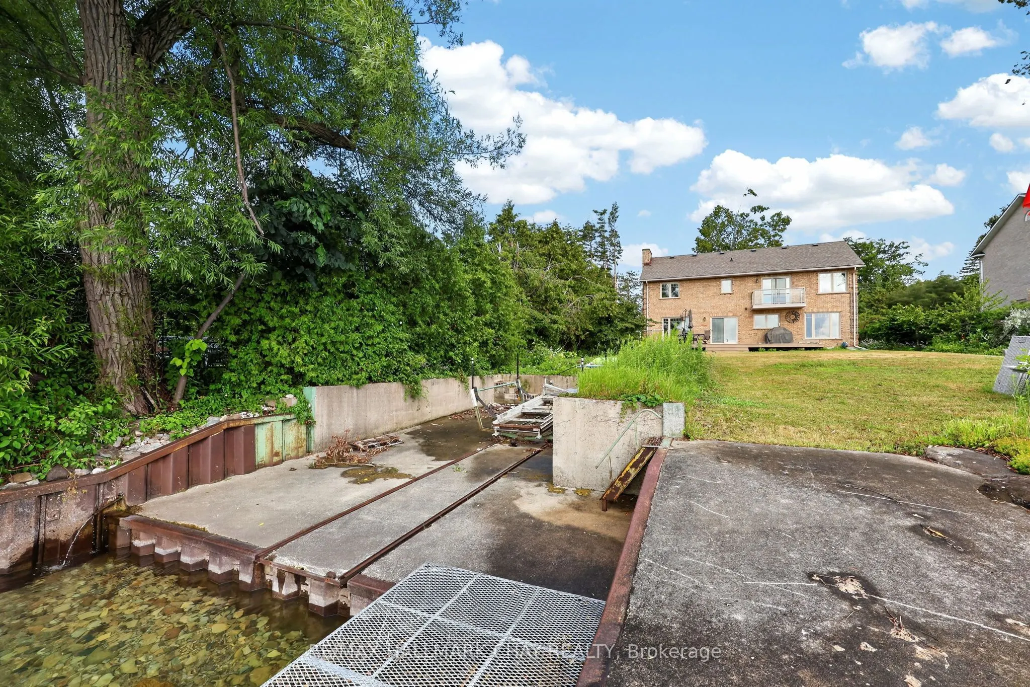 159 Lakeshore Road W