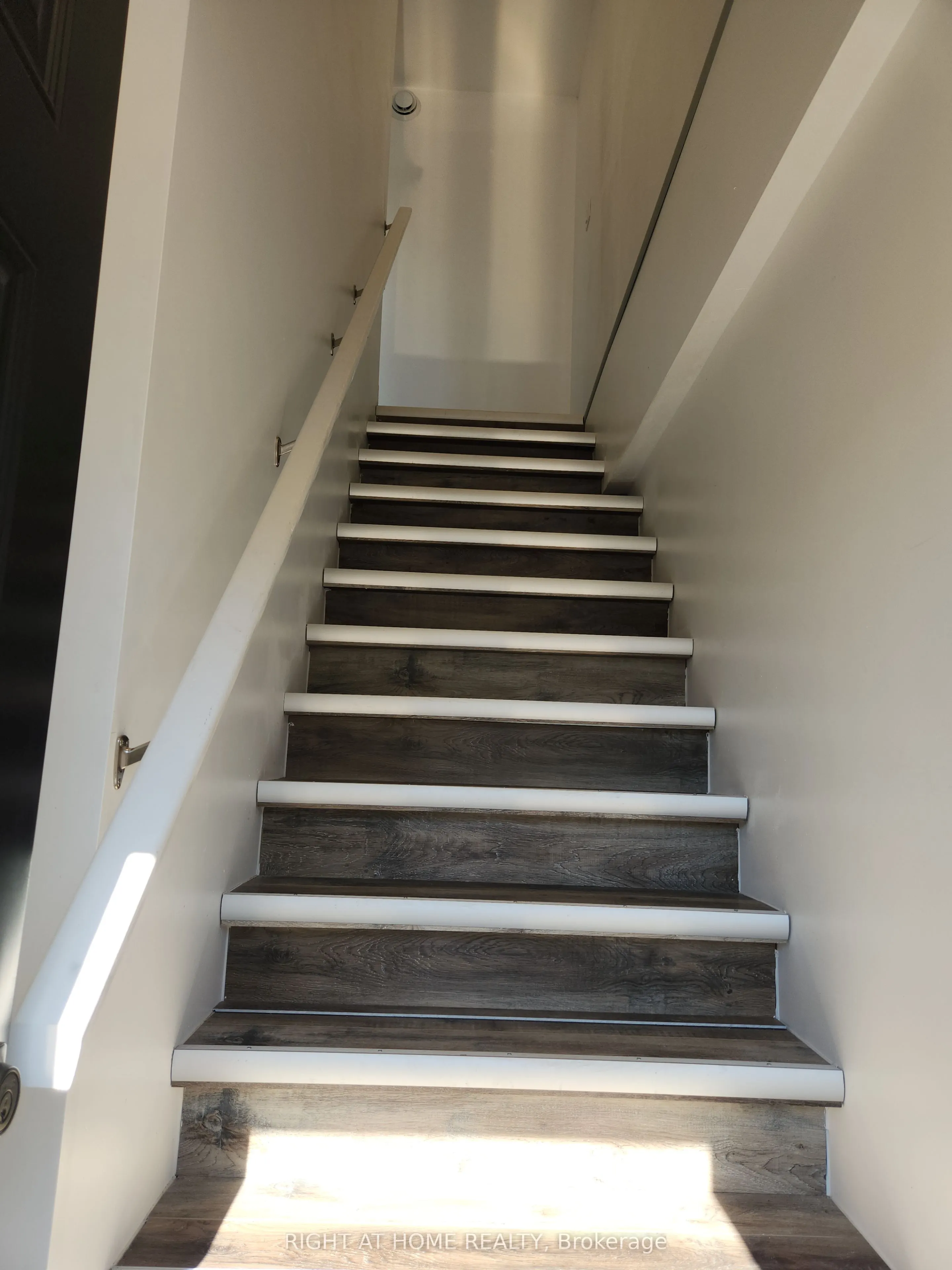9 Queen Street W #205