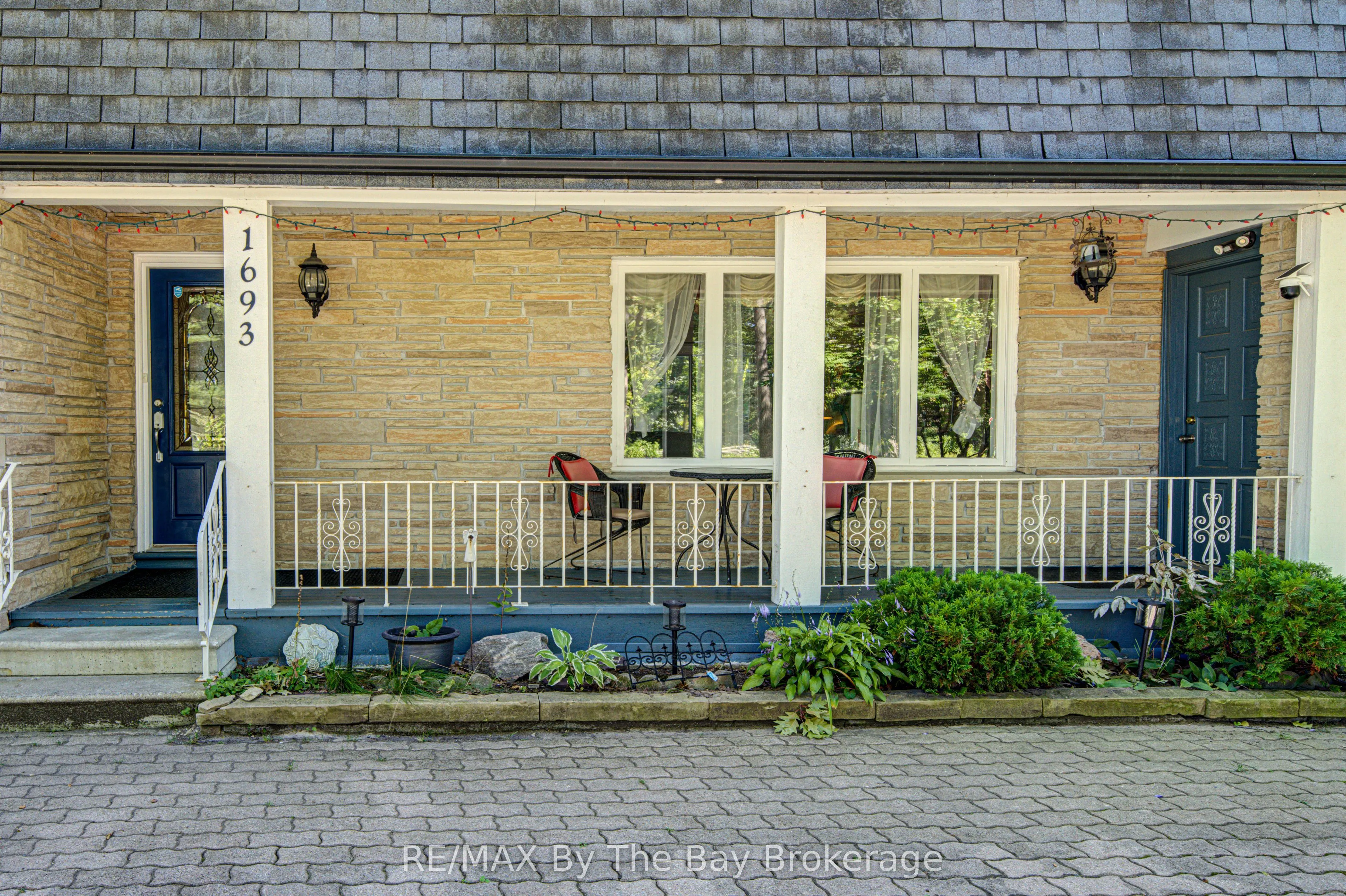 1693 River Road W