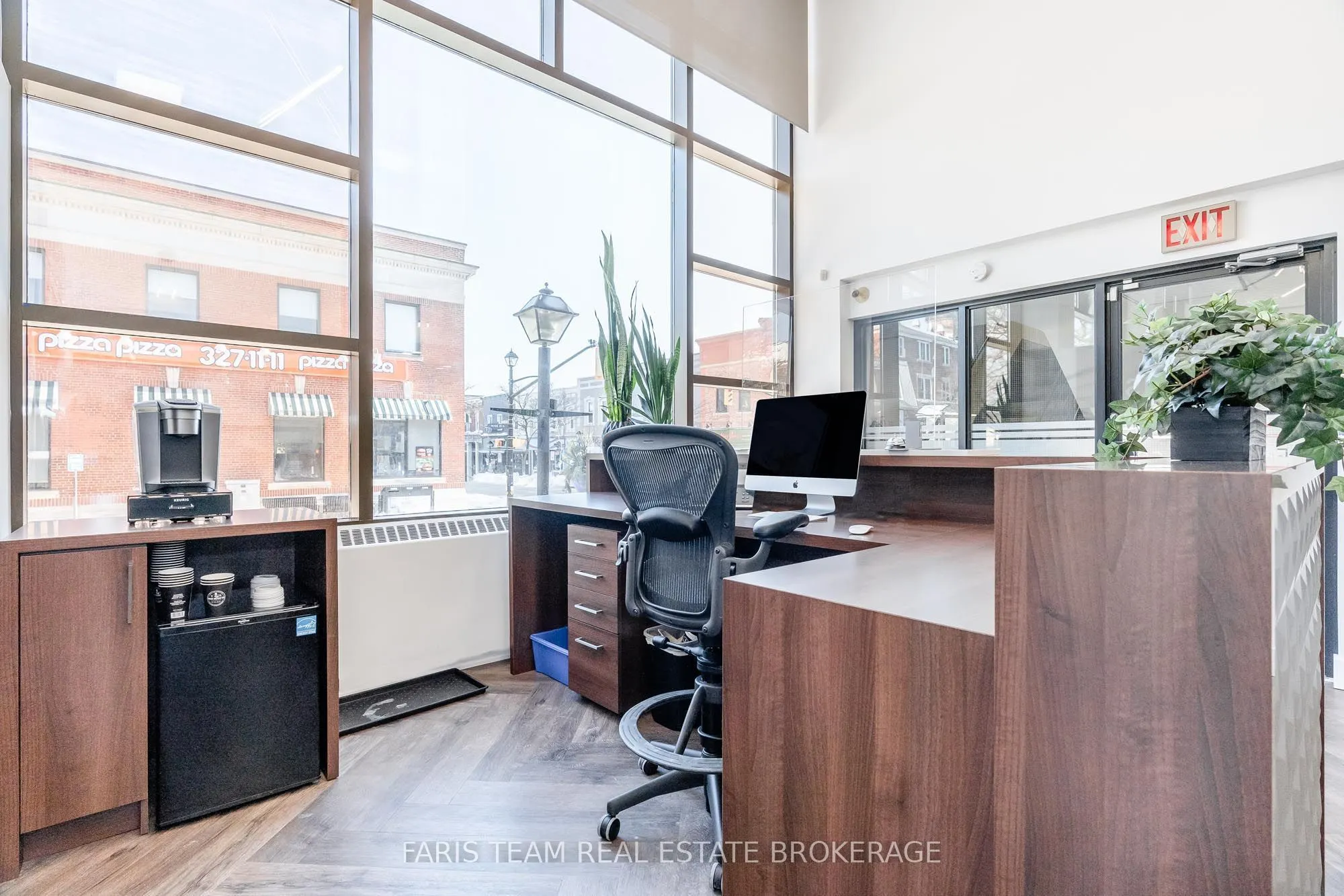 74 Mississaga Street E