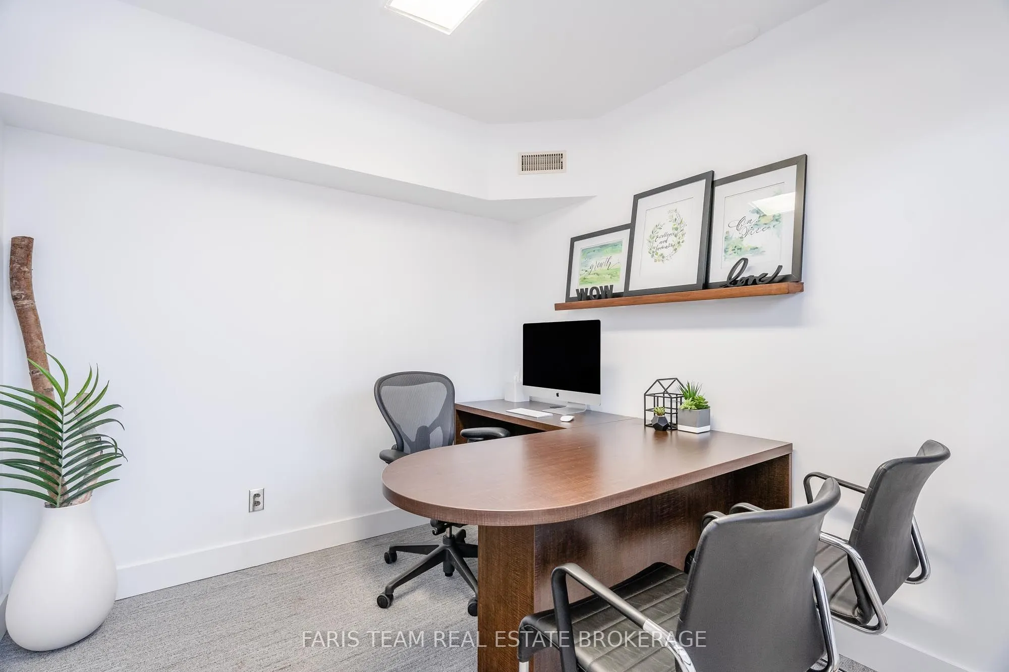 74 Mississaga Street E