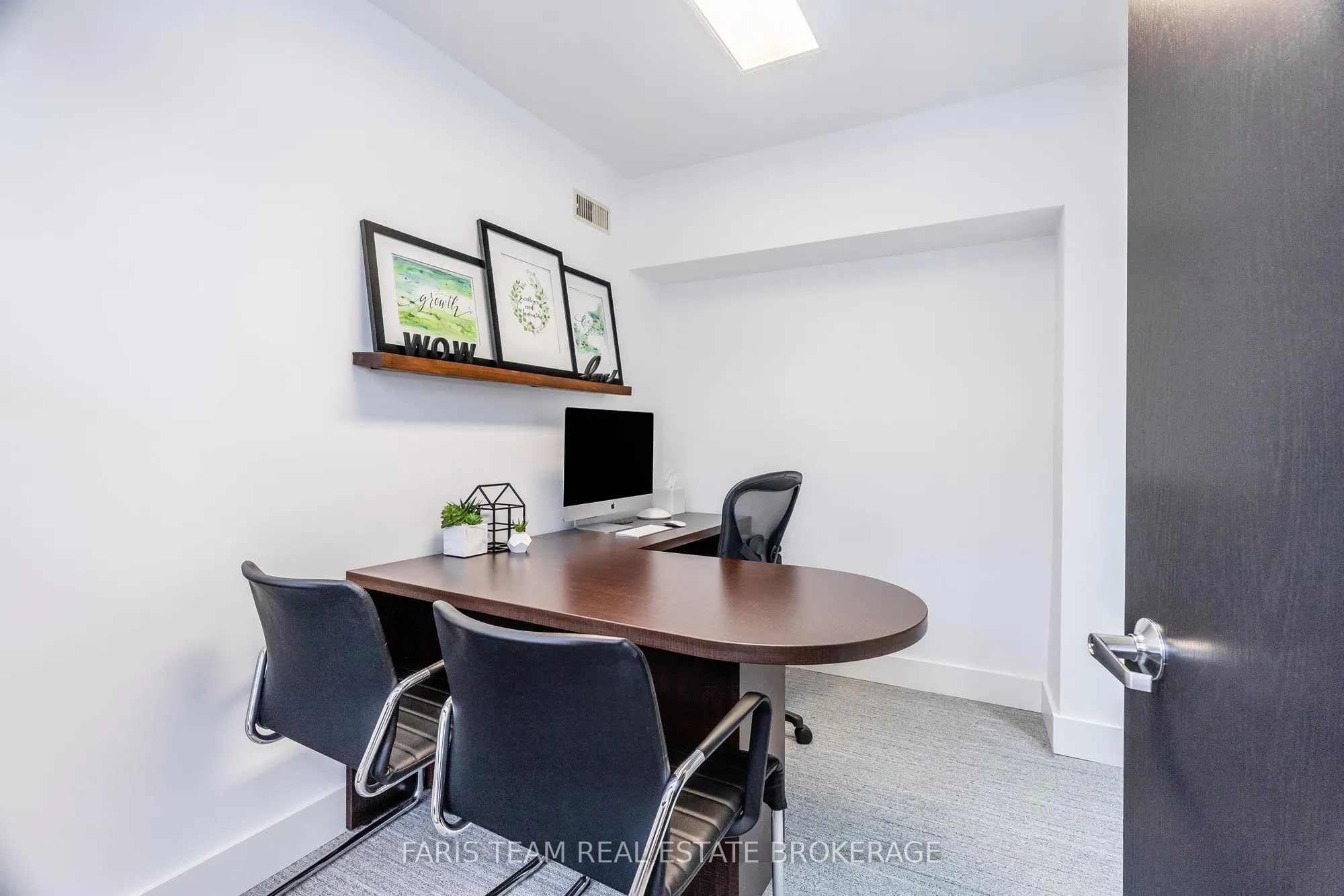 74 Mississaga Street E