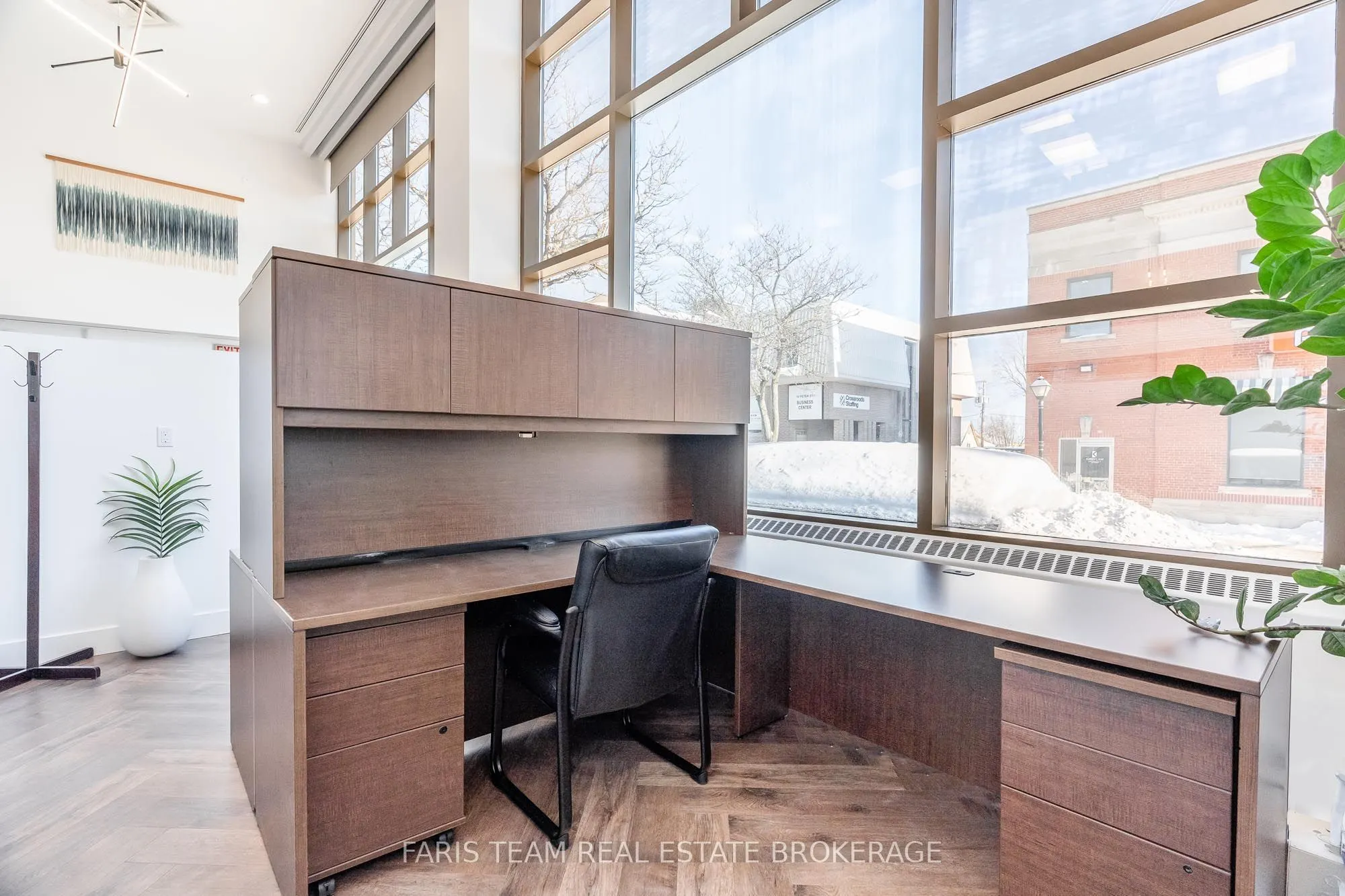 74 Mississaga Street E