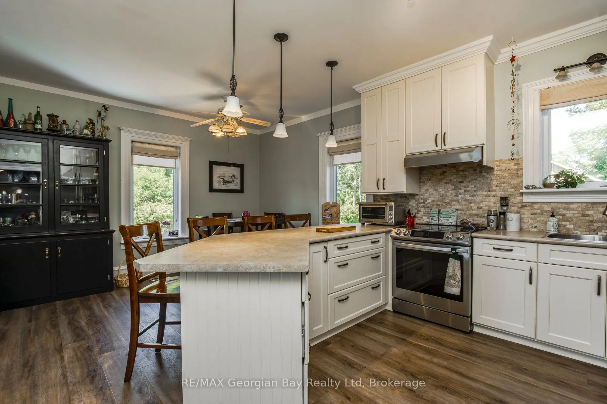 305 Lindsay Street E