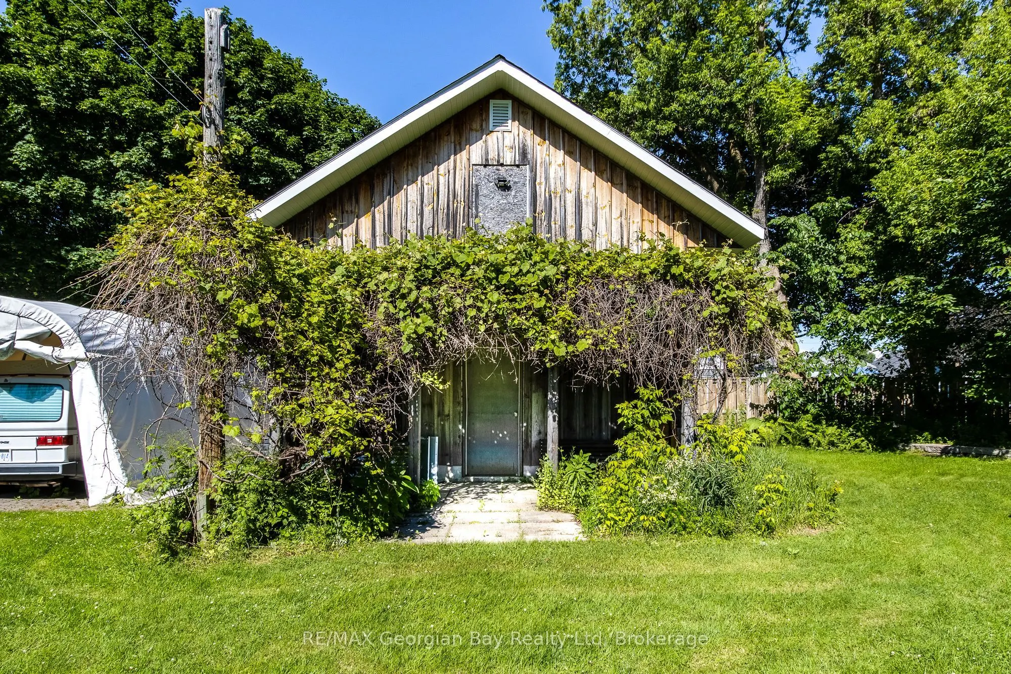 305 Lindsay Street E