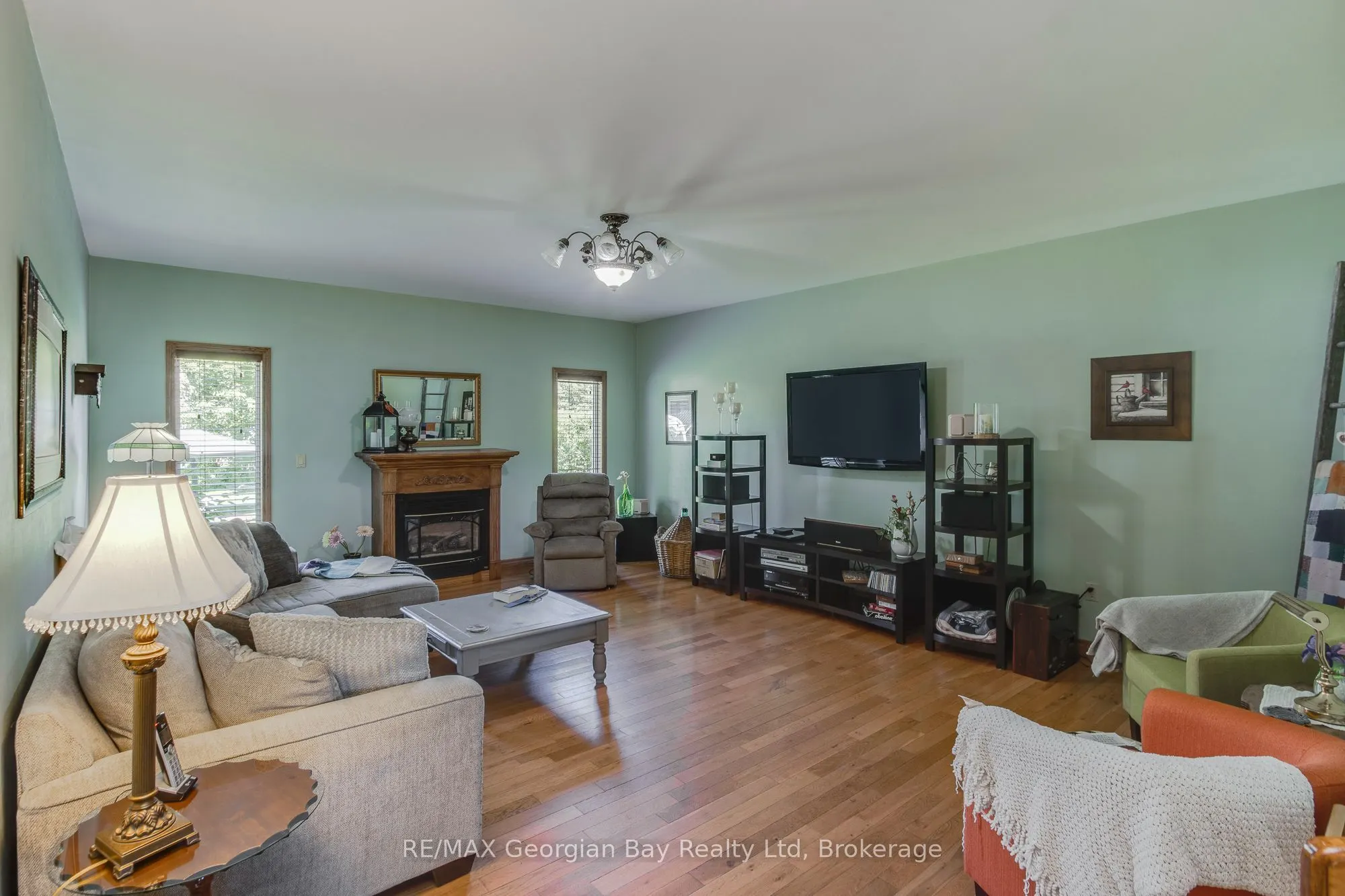 305 Lindsay Street E