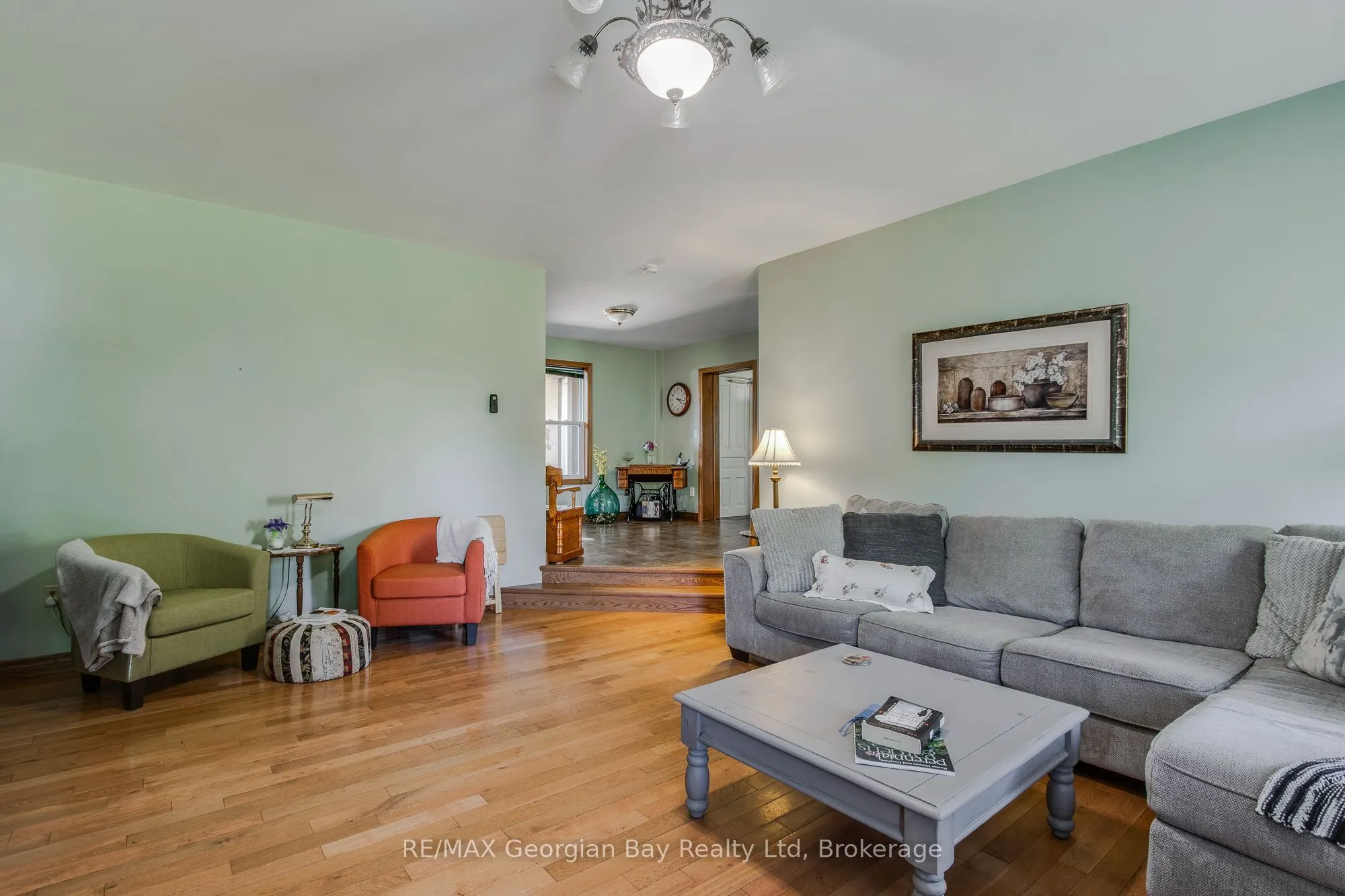 305 Lindsay Street E